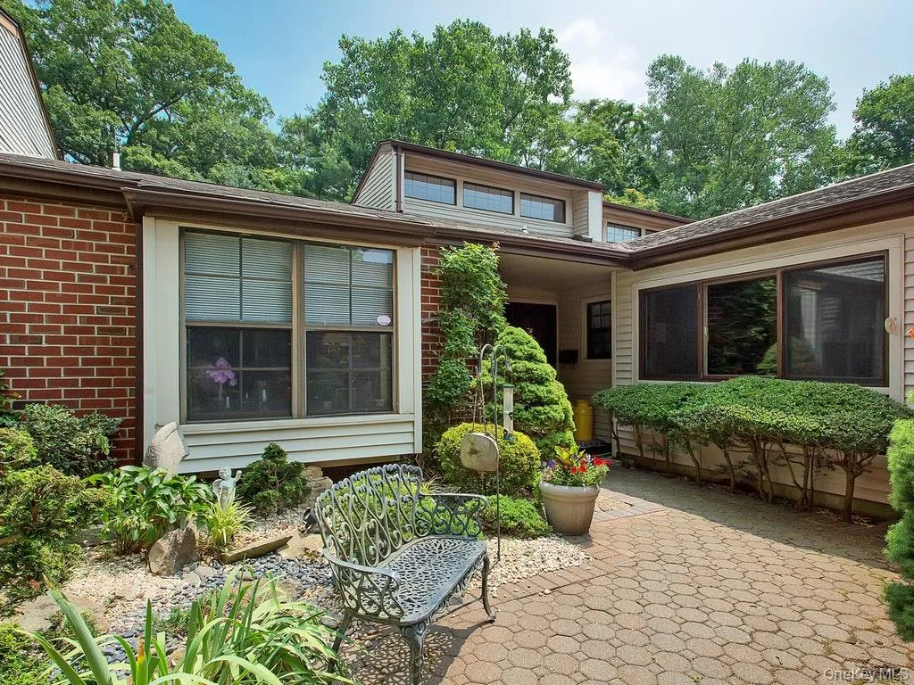 160 Dove Hill Drive, North Hempstead, NY, 2 Bedrooms Bedrooms, 6 Rooms Rooms,2 BathroomsBathrooms,Residential Lease,For Rent,Dove Hill,0,1027917 160 Dove Hill Drive, North Hempstead, NY, 2 Bedrooms Bedrooms, 6 Rooms Rooms,2 BathroomsBathrooms,Residential Lease,For Rent,Dove Hill,0,1027917