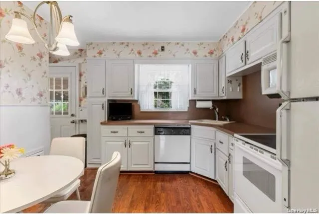 12 Lenore Avenue, Oyster Bay, NY, 3 Bedrooms Bedrooms, 8 Rooms Rooms,2 BathroomsBathrooms,Residential Lease,For Rent,Lenore,0,1027920 12 Lenore Avenue, Oyster Bay, NY, 3 Bedrooms Bedrooms, 8 Rooms Rooms,2 BathroomsBathrooms,Residential Lease,For Rent,Lenore,0,1027920