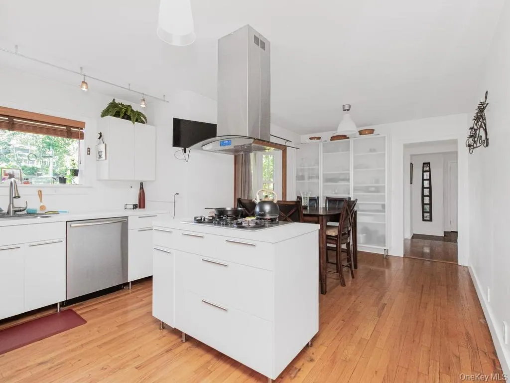 35 Barnard Road, New Rochelle, NY, 3 Bedrooms Bedrooms, 7 Rooms Rooms,2 BathroomsBathrooms,Residential,For Rent,Barnard,0,1027989 35 Barnard Road, New Rochelle, NY, 3 Bedrooms Bedrooms, 7 Rooms Rooms,2 BathroomsBathrooms,Residential,For Rent,Barnard,0,1027989