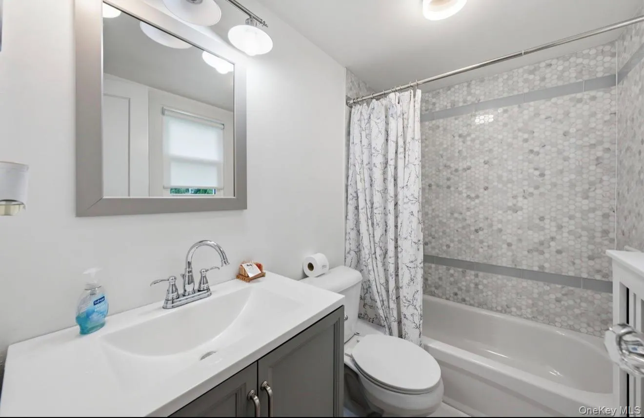 8 Rosewood Avenue, Babylon, NY, 3 Bedrooms Bedrooms, 6 Rooms Rooms,2 BathroomsBathrooms,Residential Lease,For Rent,Rosewood,0,1027998 8 Rosewood Avenue, Babylon, NY, 3 Bedrooms Bedrooms, 6 Rooms Rooms,2 BathroomsBathrooms,Residential Lease,For Rent,Rosewood,0,1027998