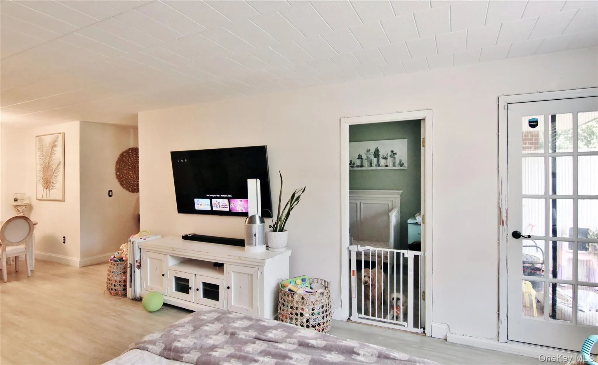Featuring the Access to Balcony Featuring the Access to Balcony