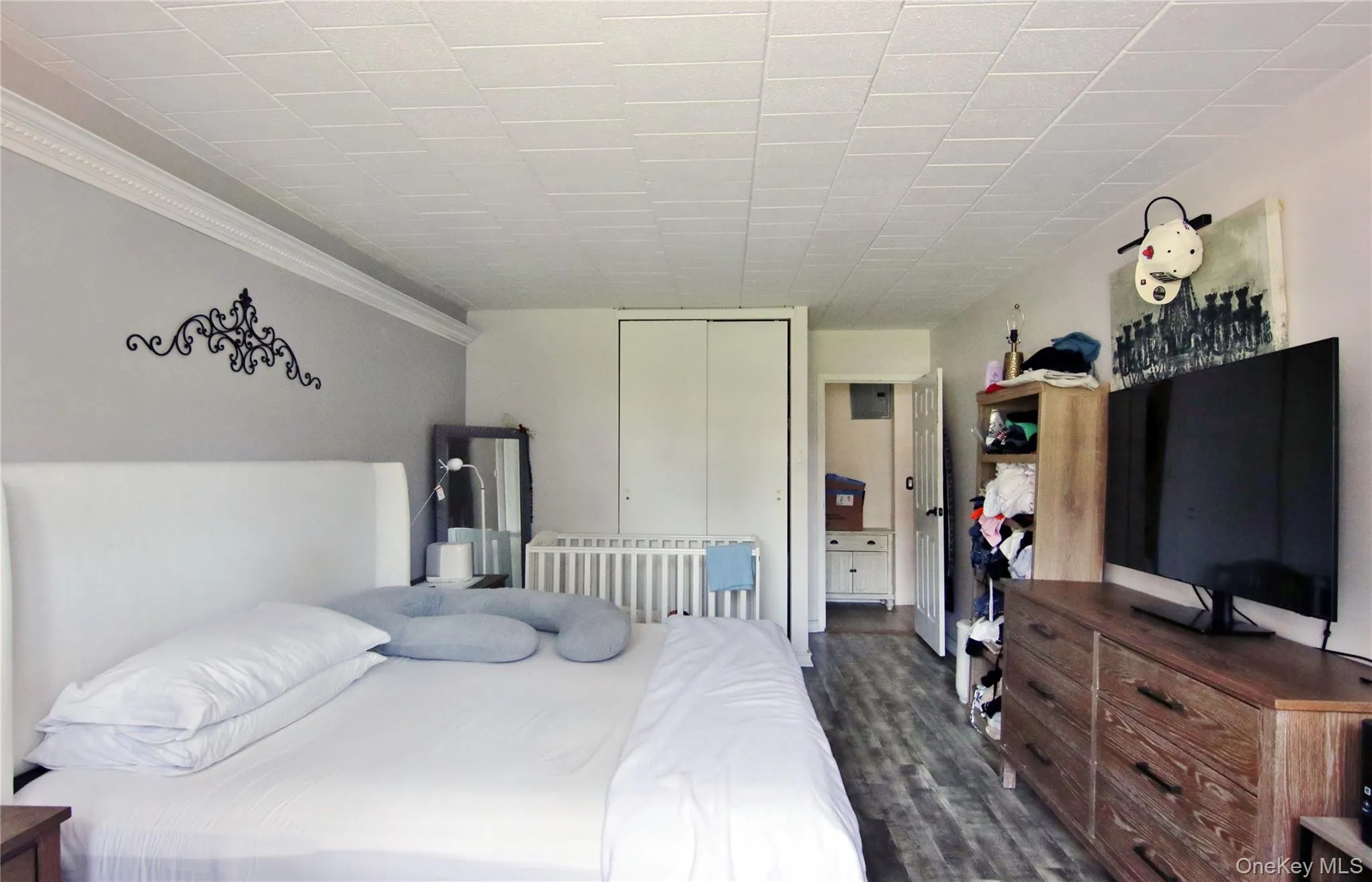 Generous sized Bedroom - Featuring the double closet Generous sized Bedroom - Featuring the double closet