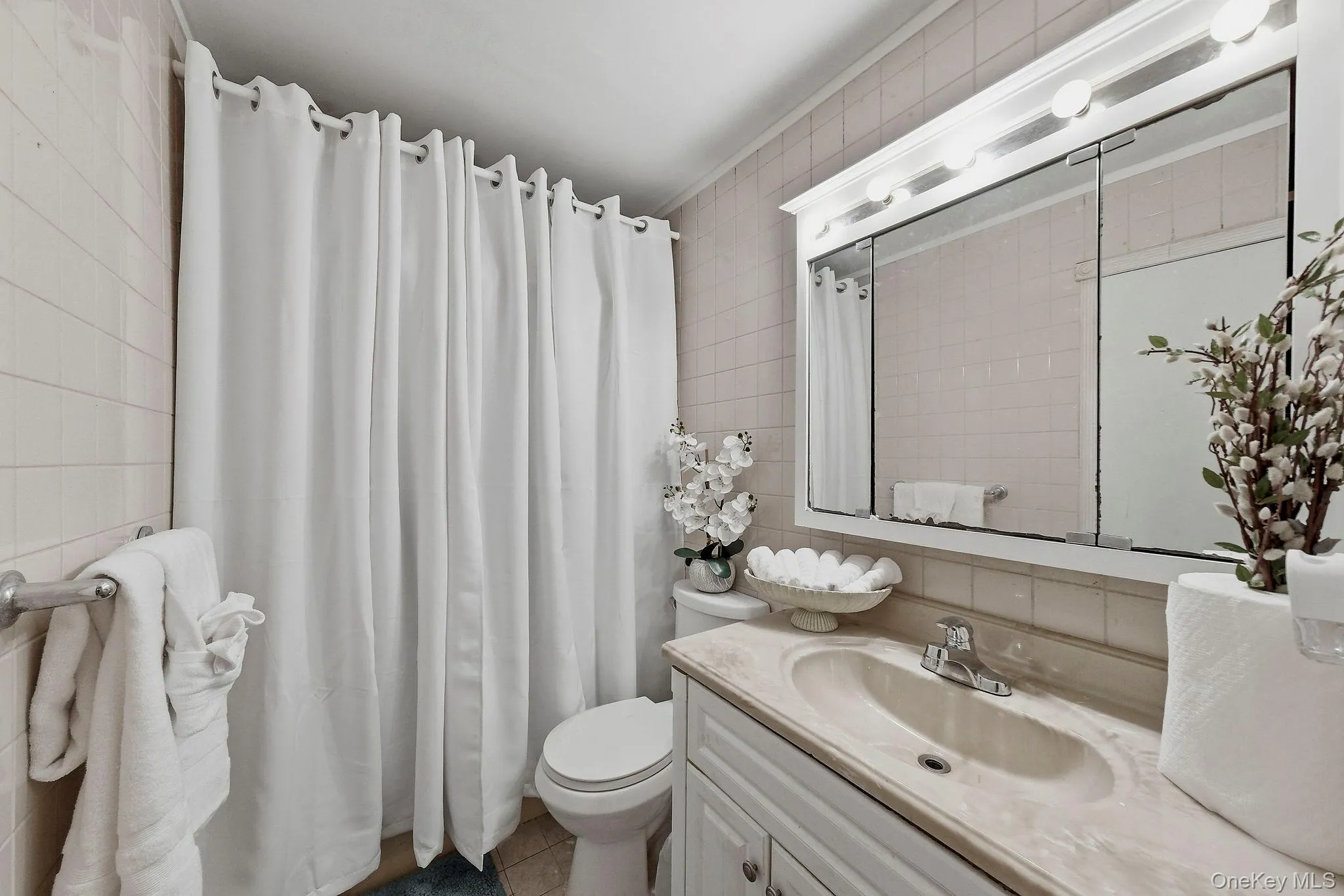 Upper-Level Full Bathroom Upper-Level Full Bathroom