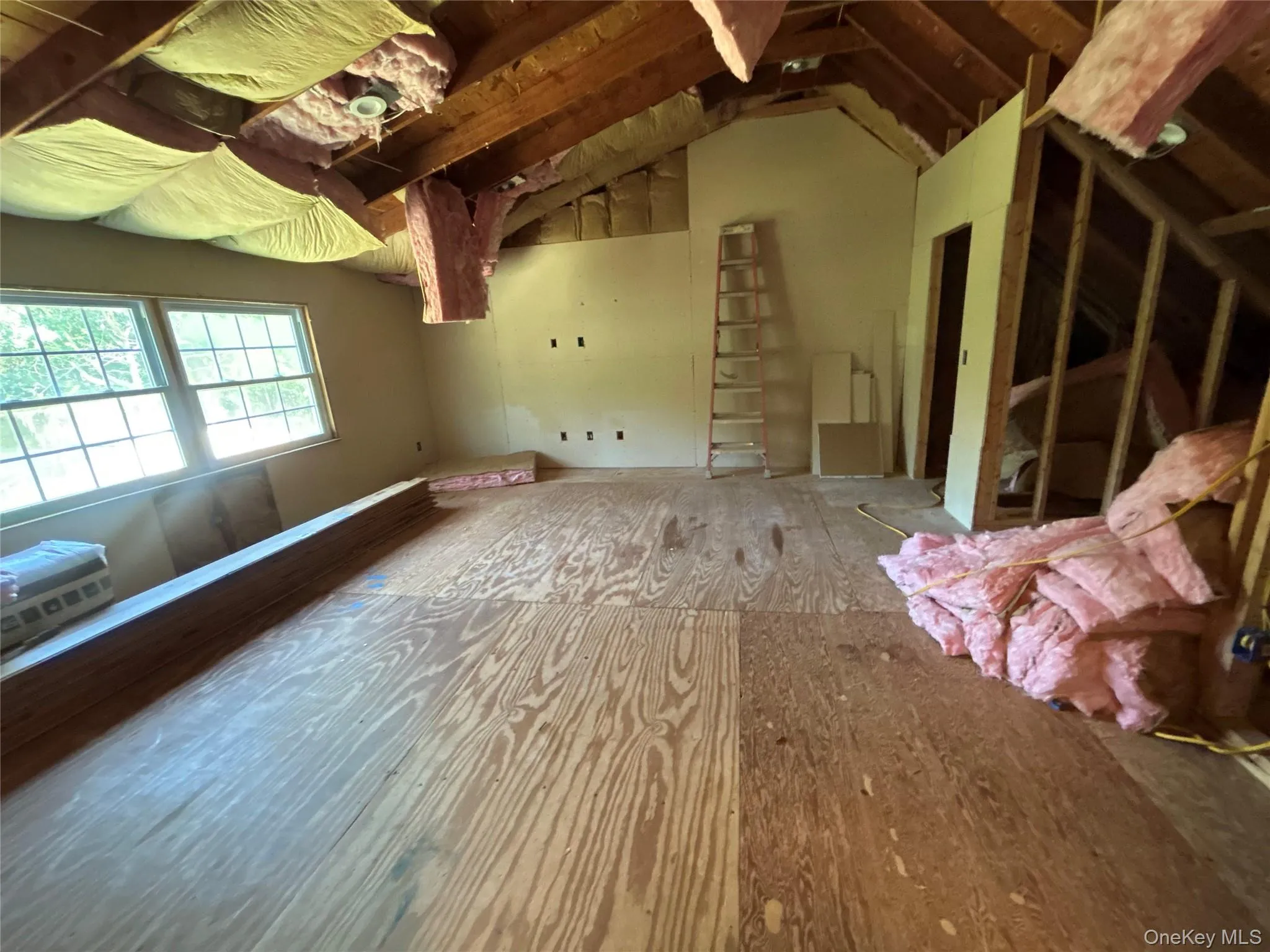 Can be renovated to master bedroom with a full bathroom Can be renovated to master bedroom with a full bathroom