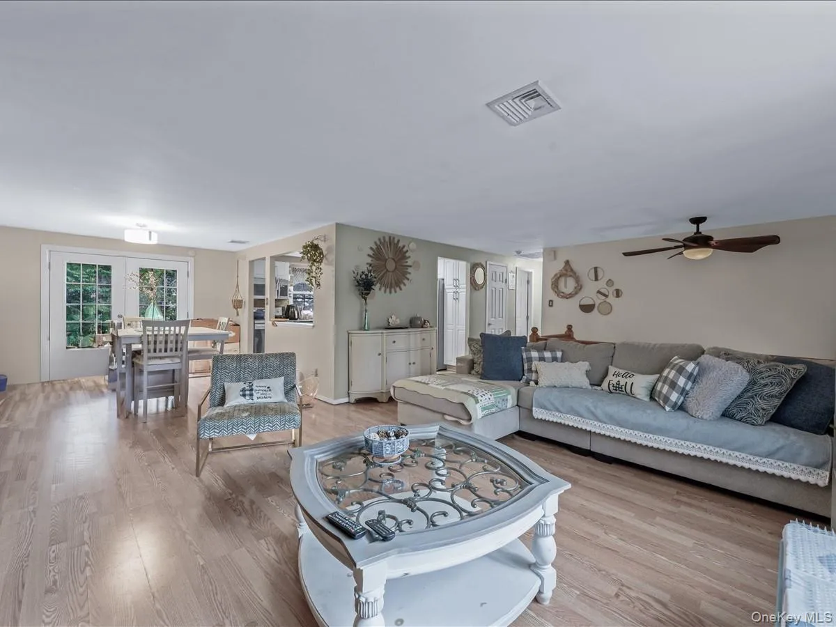 33 Winside Lane, Brookhaven, NY, 4 Bedrooms Bedrooms, 11 Rooms Rooms,3 BathroomsBathrooms,Residential,For Rent,Winside,0,1028079 33 Winside Lane, Brookhaven, NY, 4 Bedrooms Bedrooms, 11 Rooms Rooms,3 BathroomsBathrooms,Residential,For Rent,Winside,0,1028079