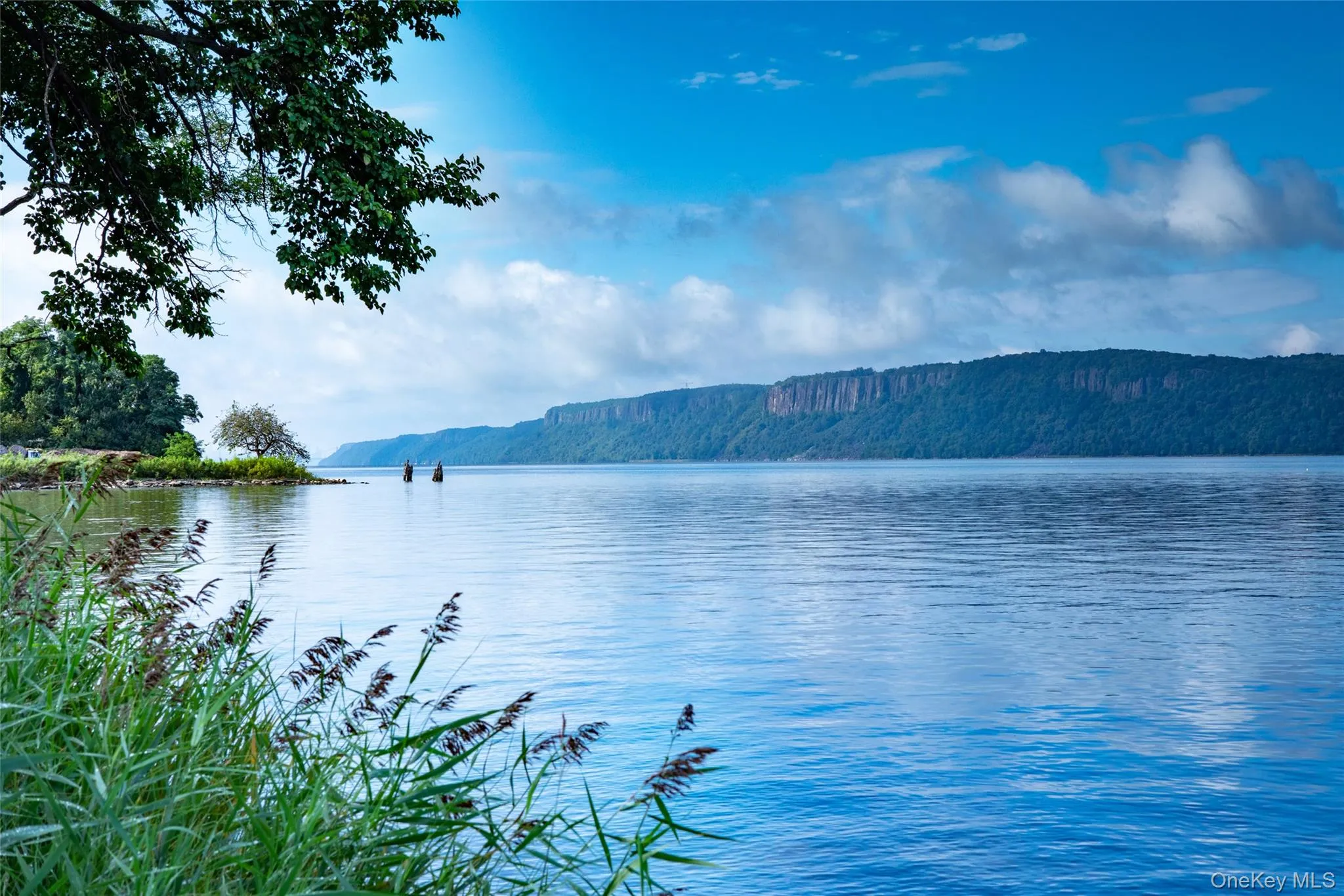 Hudson River at Dobbs Ferry Waterfront Park Hudson River at Dobbs Ferry Waterfront Park