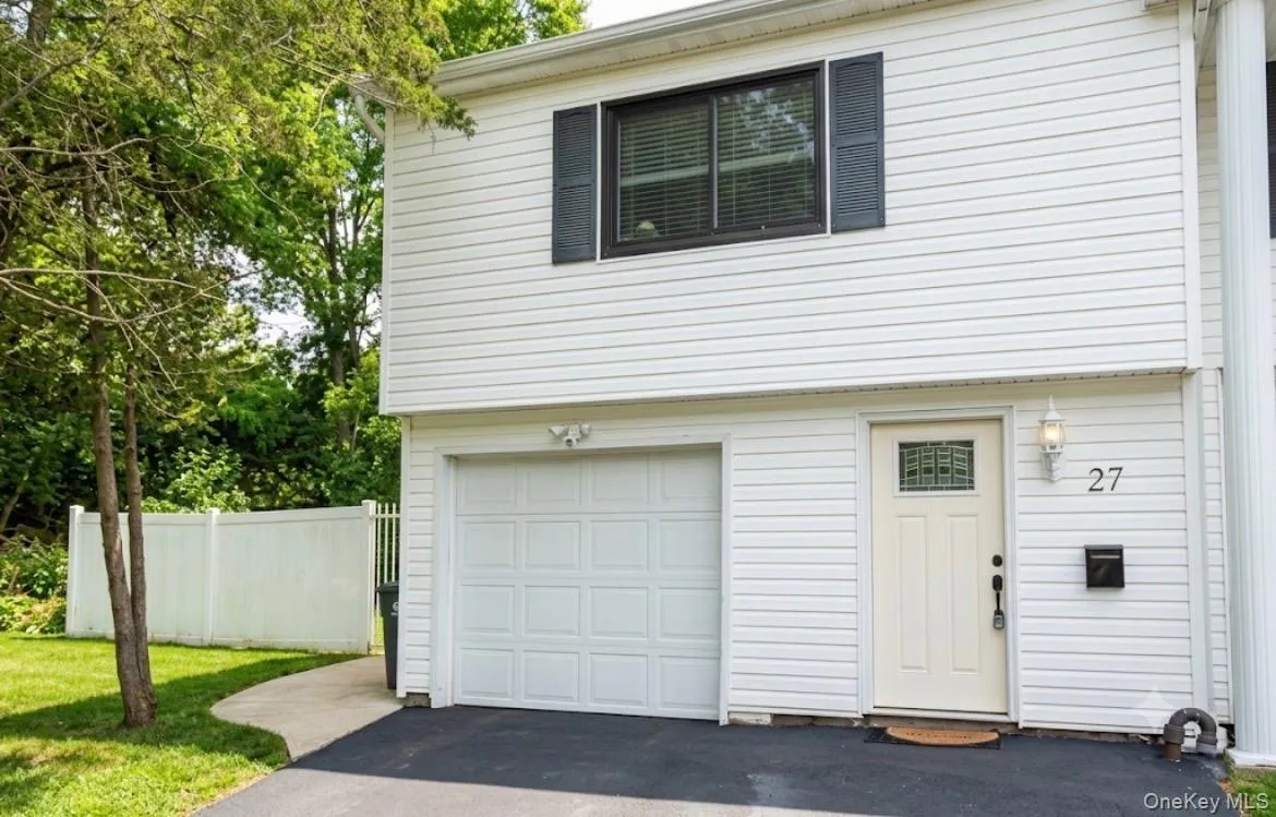 27 Stuart Drive, Brookhaven, NY, 1 Bedroom Bedrooms, 4 Rooms Rooms,1 BathroomBathrooms,Residential Lease,For Rent,Stuart,0,1028102 27 Stuart Drive, Brookhaven, NY, 1 Bedroom Bedrooms, 4 Rooms Rooms,1 BathroomBathrooms,Residential Lease,For Rent,Stuart,0,1028102