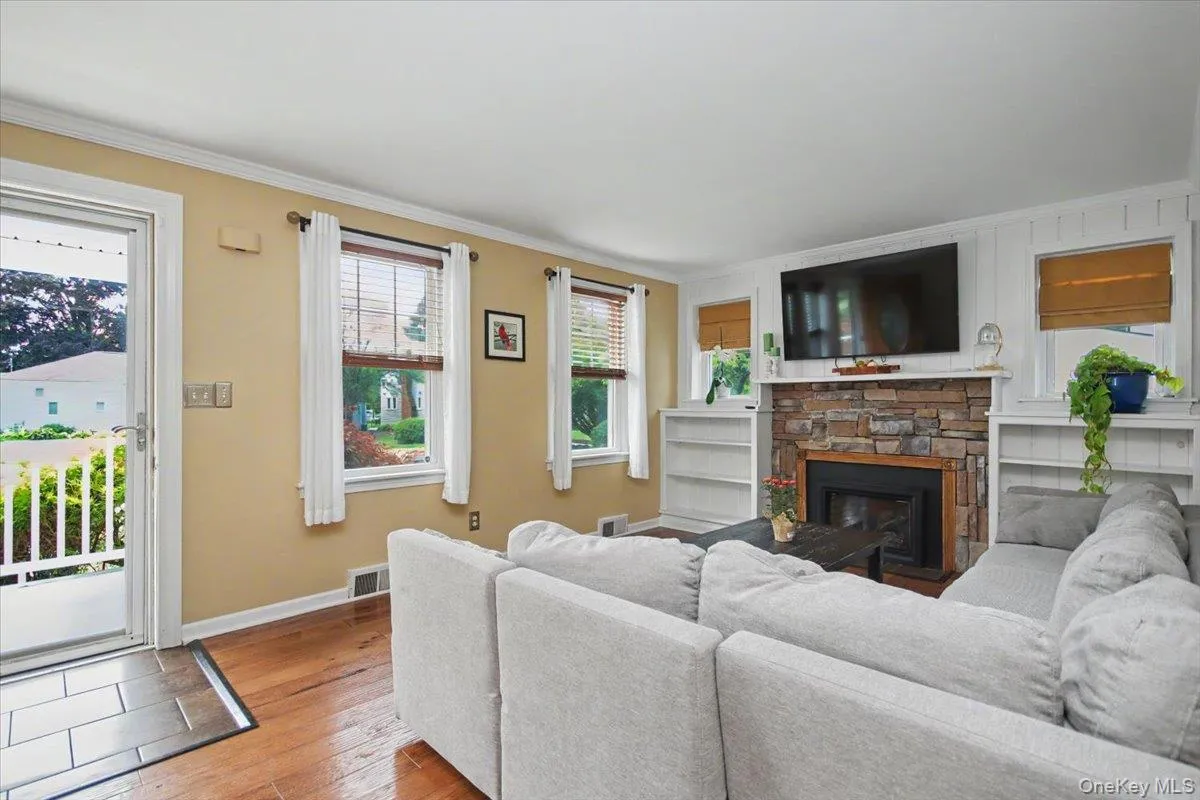 9 Mansion Drive, Hyde Park, NY, 4 Bedrooms Bedrooms, 8 Rooms Rooms,1 BathroomBathrooms,Residential,For Rent,Mansion,0,1028116 9 Mansion Drive, Hyde Park, NY, 4 Bedrooms Bedrooms, 8 Rooms Rooms,1 BathroomBathrooms,Residential,For Rent,Mansion,0,1028116