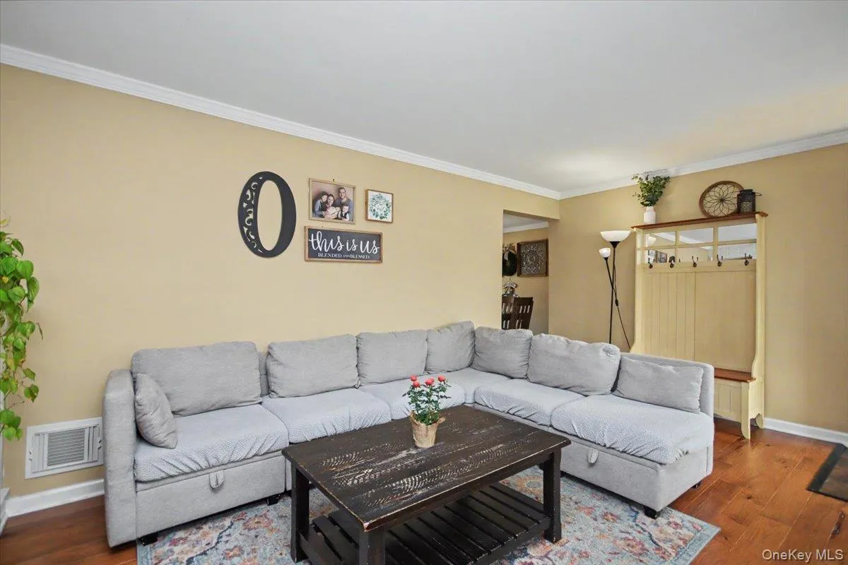 9 Mansion Drive, Hyde Park, NY, 4 Bedrooms Bedrooms, 8 Rooms Rooms,1 BathroomBathrooms,Residential,For Rent,Mansion,0,1028116 9 Mansion Drive, Hyde Park, NY, 4 Bedrooms Bedrooms, 8 Rooms Rooms,1 BathroomBathrooms,Residential,For Rent,Mansion,0,1028116