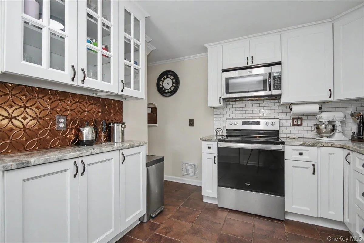 9 Mansion Drive, Hyde Park, NY, 4 Bedrooms Bedrooms, 8 Rooms Rooms,1 BathroomBathrooms,Residential,For Rent,Mansion,0,1028116 9 Mansion Drive, Hyde Park, NY, 4 Bedrooms Bedrooms, 8 Rooms Rooms,1 BathroomBathrooms,Residential,For Rent,Mansion,0,1028116