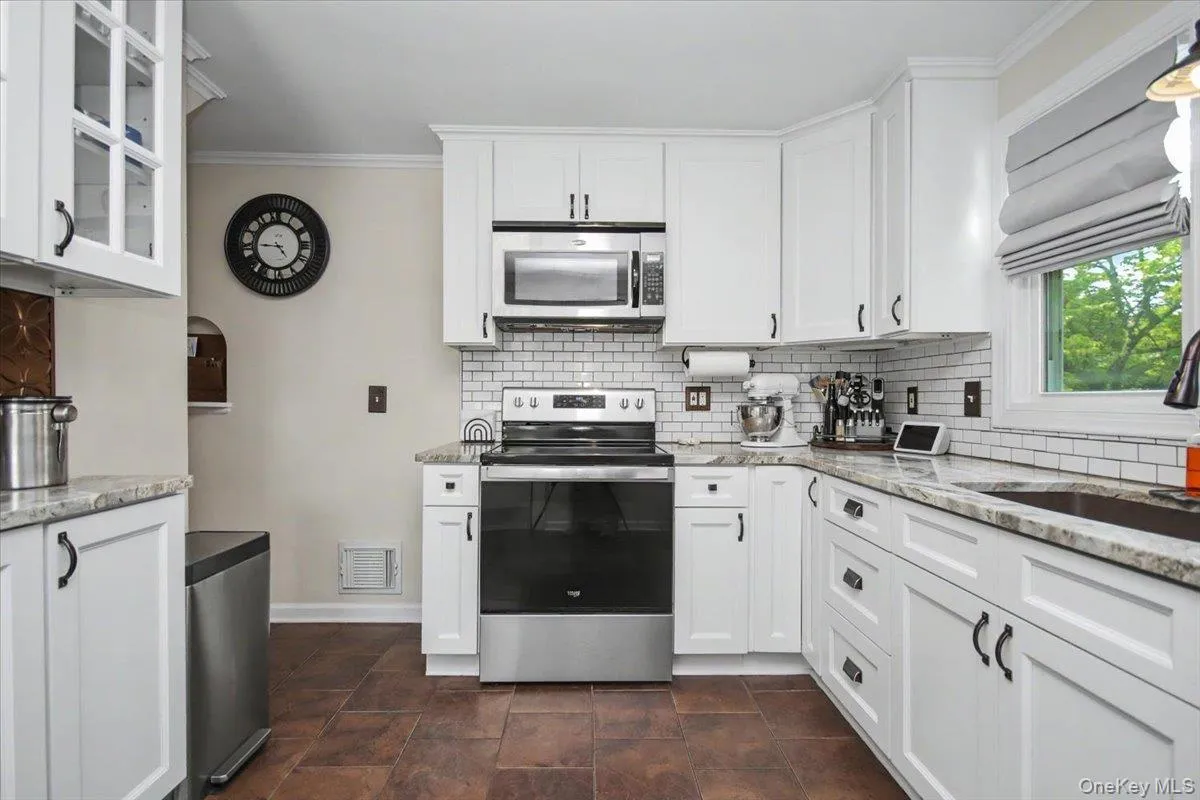 9 Mansion Drive, Hyde Park, NY, 4 Bedrooms Bedrooms, 8 Rooms Rooms,1 BathroomBathrooms,Residential,For Rent,Mansion,0,1028116 9 Mansion Drive, Hyde Park, NY, 4 Bedrooms Bedrooms, 8 Rooms Rooms,1 BathroomBathrooms,Residential,For Rent,Mansion,0,1028116