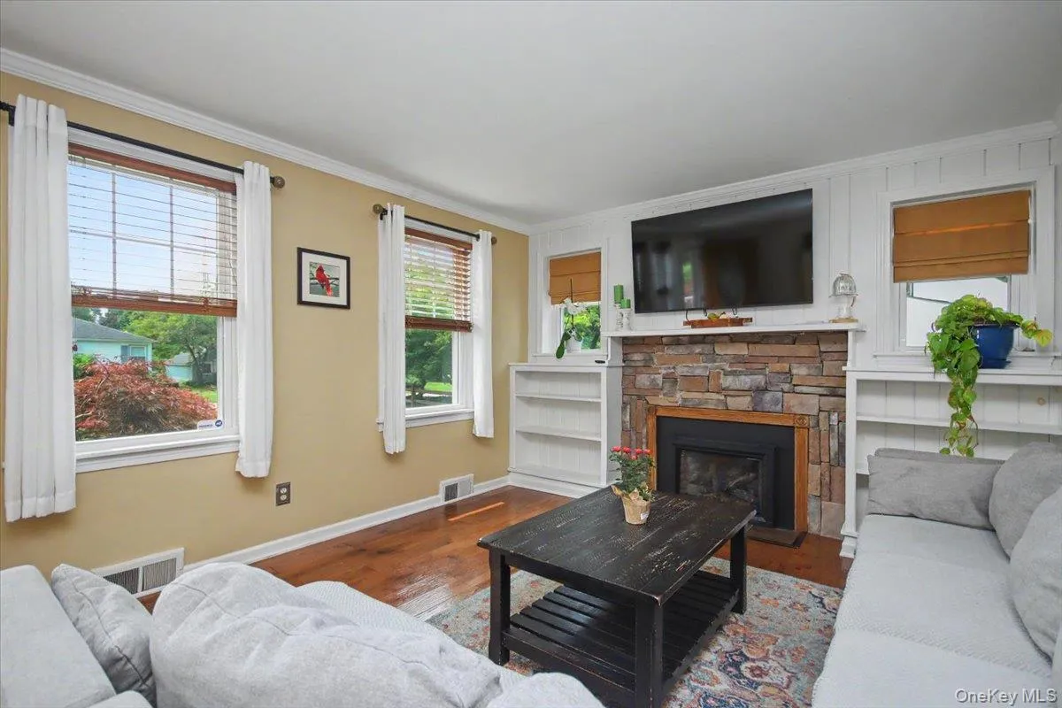 9 Mansion Drive, Hyde Park, NY, 4 Bedrooms Bedrooms, 8 Rooms Rooms,1 BathroomBathrooms,Residential,For Rent,Mansion,0,1028116 9 Mansion Drive, Hyde Park, NY, 4 Bedrooms Bedrooms, 8 Rooms Rooms,1 BathroomBathrooms,Residential,For Rent,Mansion,0,1028116
