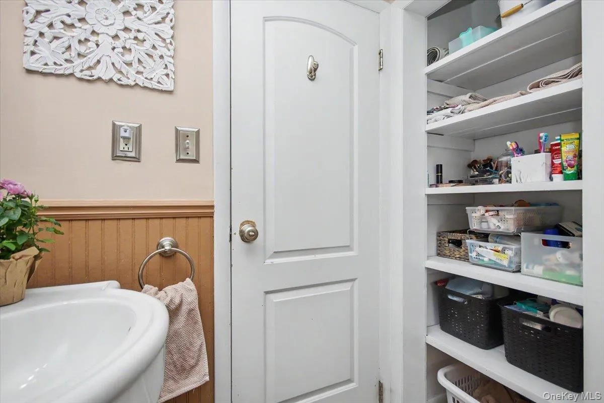 9 Mansion Drive, Hyde Park, NY, 4 Bedrooms Bedrooms, 8 Rooms Rooms,1 BathroomBathrooms,Residential,For Rent,Mansion,0,1028116 9 Mansion Drive, Hyde Park, NY, 4 Bedrooms Bedrooms, 8 Rooms Rooms,1 BathroomBathrooms,Residential,For Rent,Mansion,0,1028116