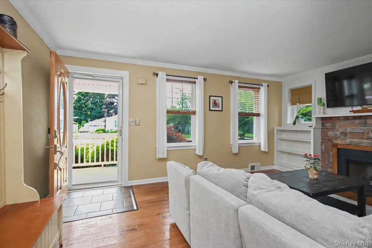 9 Mansion Drive, Hyde Park, NY, 4 Bedrooms Bedrooms, 8 Rooms Rooms,1 BathroomBathrooms,Residential,For Rent,Mansion,0,1028116 9 Mansion Drive, Hyde Park, NY, 4 Bedrooms Bedrooms, 8 Rooms Rooms,1 BathroomBathrooms,Residential,For Rent,Mansion,0,1028116