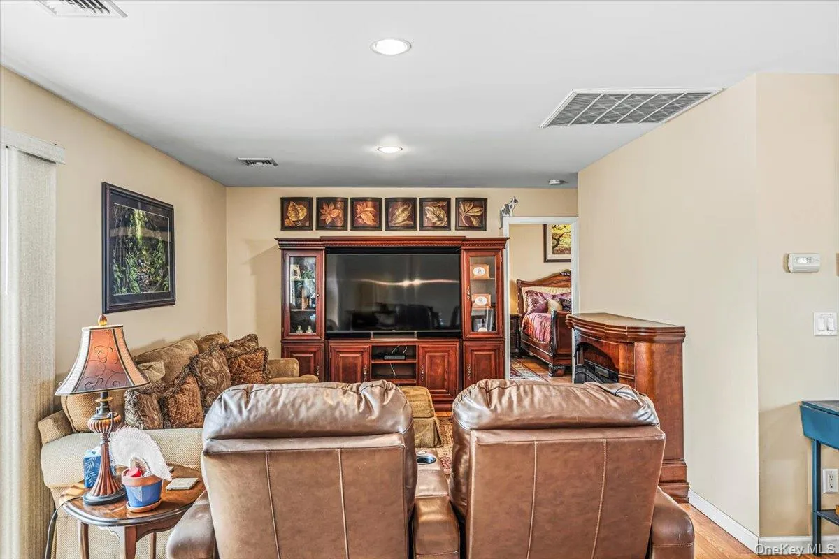 63 Kingfisher Road, Hempstead, NY, 4 Bedrooms Bedrooms, 11 Rooms Rooms,2 BathroomsBathrooms,Residential,For Rent,Kingfisher,0,1028173 63 Kingfisher Road, Hempstead, NY, 4 Bedrooms Bedrooms, 11 Rooms Rooms,2 BathroomsBathrooms,Residential,For Rent,Kingfisher,0,1028173