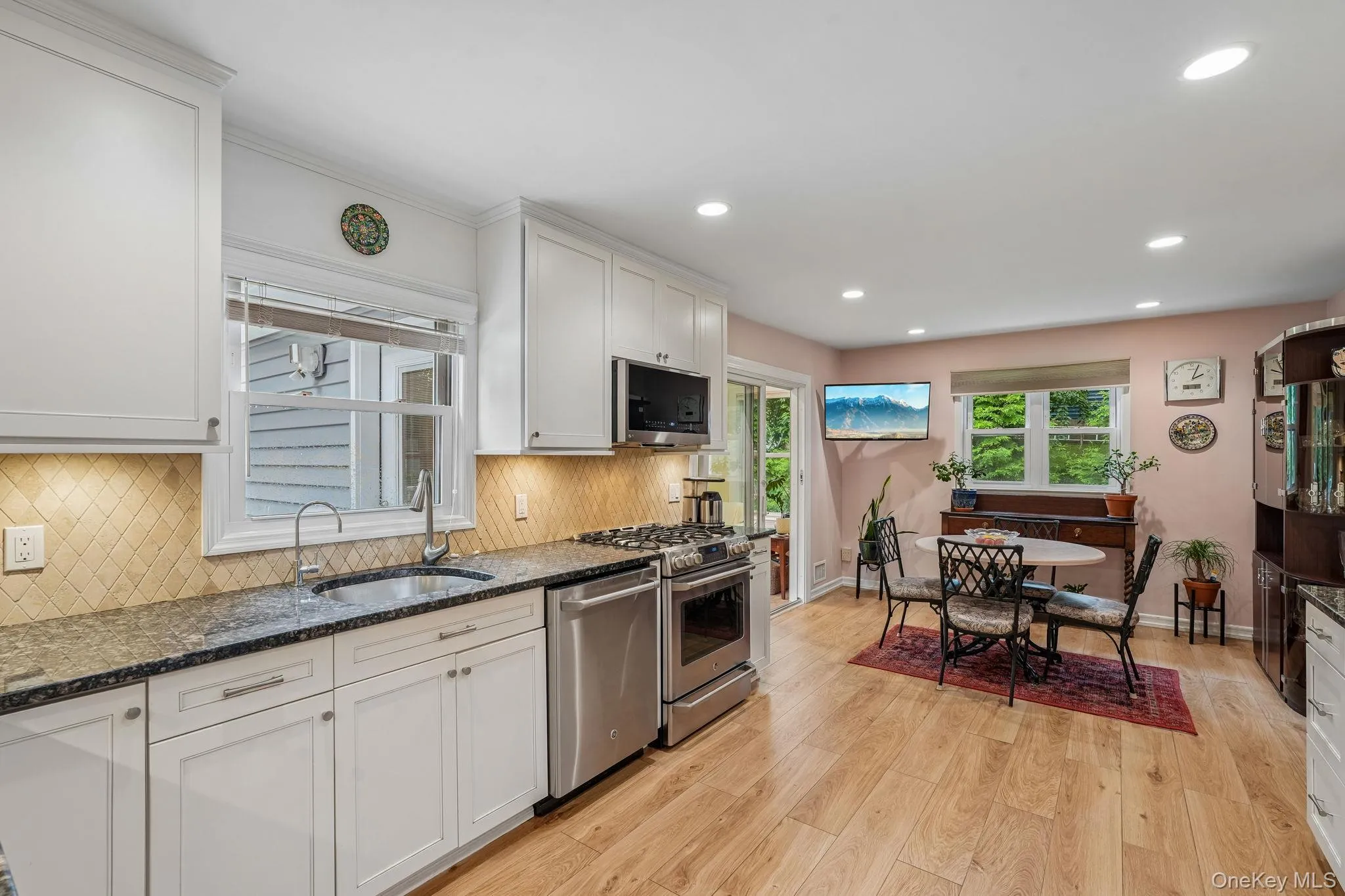 Large eat-in kitchen Large eat-in kitchen