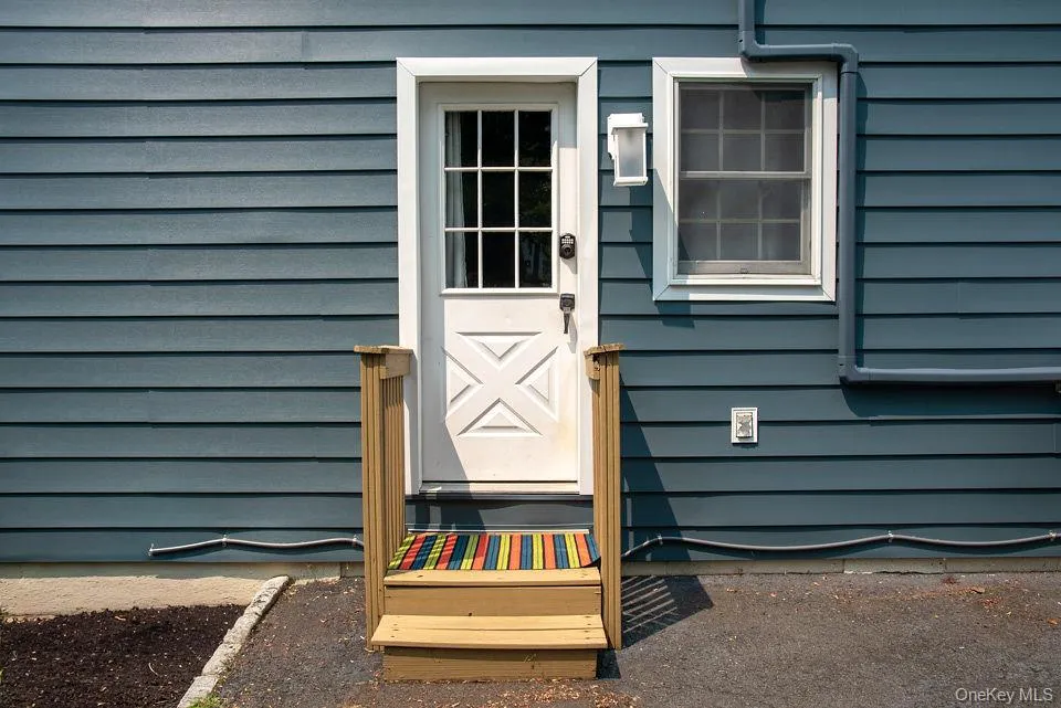 Entry to 1 bedroom apartment from Driveway. Entry to 1 bedroom apartment from Driveway.