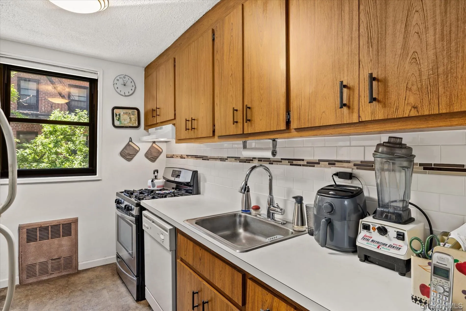 139-15 83rd Avenue, New York, NY, 3 Bedrooms Bedrooms, 6 Rooms Rooms,1 BathroomBathrooms,Residential,For Rent,83rd,0,1028285 139-15 83rd Avenue, New York, NY, 3 Bedrooms Bedrooms, 6 Rooms Rooms,1 BathroomBathrooms,Residential,For Rent,83rd,0,1028285
