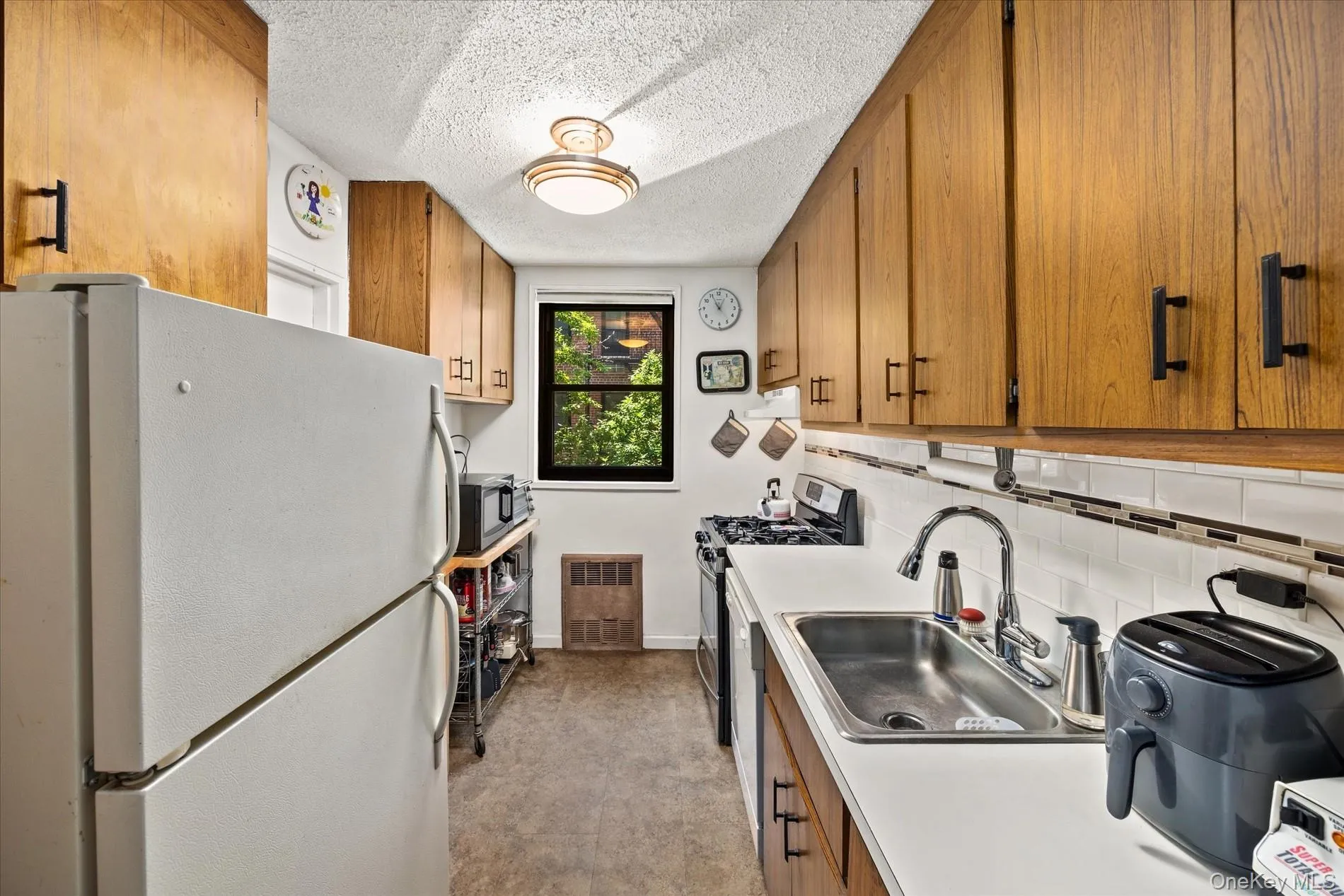 139-15 83rd Avenue, New York, NY, 3 Bedrooms Bedrooms, 6 Rooms Rooms,1 BathroomBathrooms,Residential,For Rent,83rd,0,1028285 139-15 83rd Avenue, New York, NY, 3 Bedrooms Bedrooms, 6 Rooms Rooms,1 BathroomBathrooms,Residential,For Rent,83rd,0,1028285