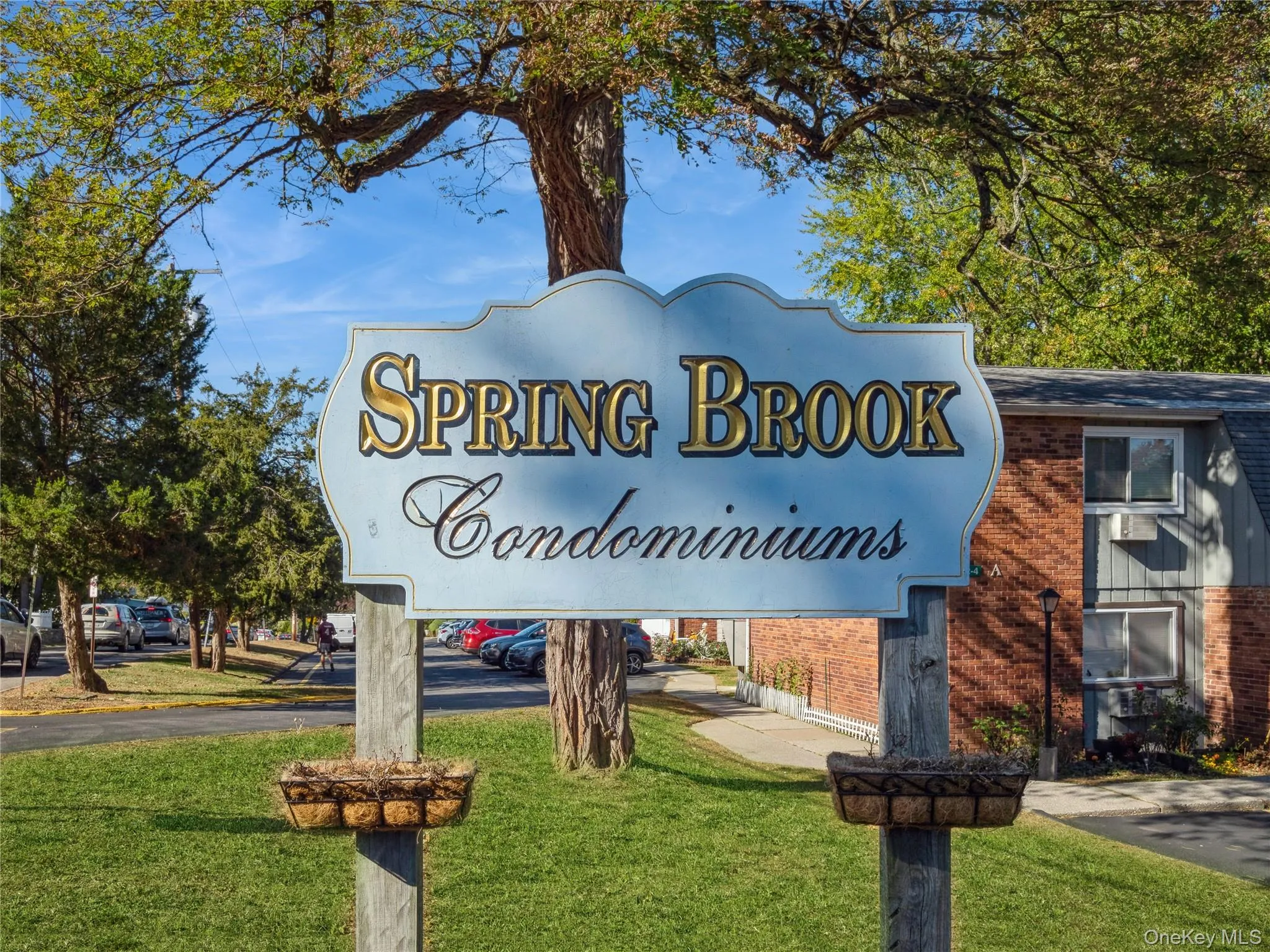 Community / neighborhood sign featuring a yard Community / neighborhood sign featuring a yard