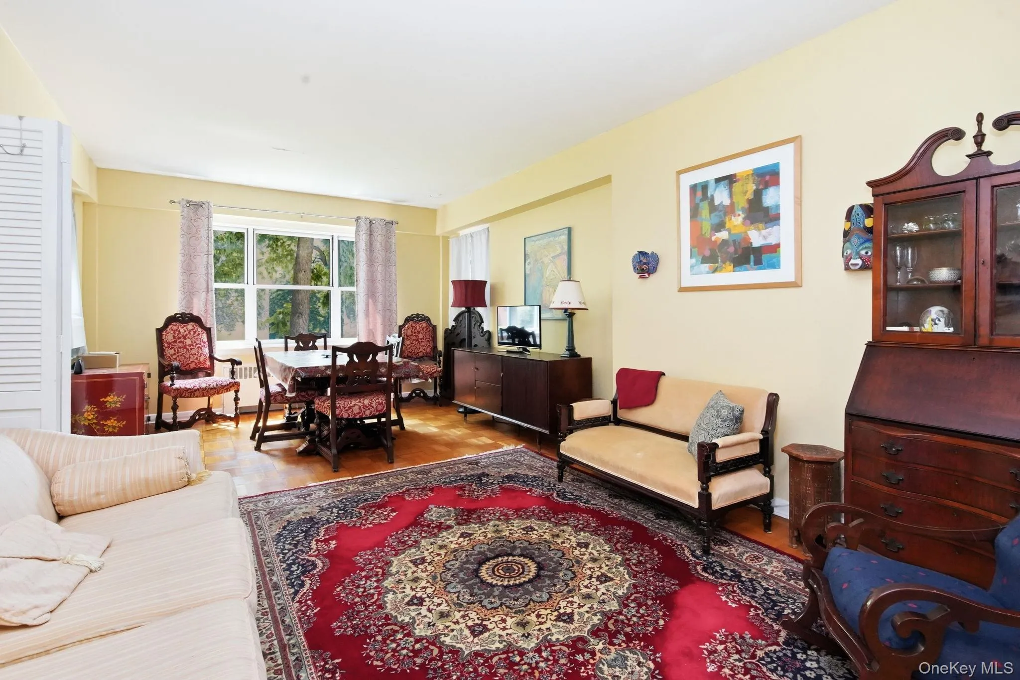 Spacious Living Room, Parquet Hard Wood Floors. Plenty of Natural Sunlight Spacious Living Room, Parquet Hard Wood Floors. Plenty of Natural Sunlight