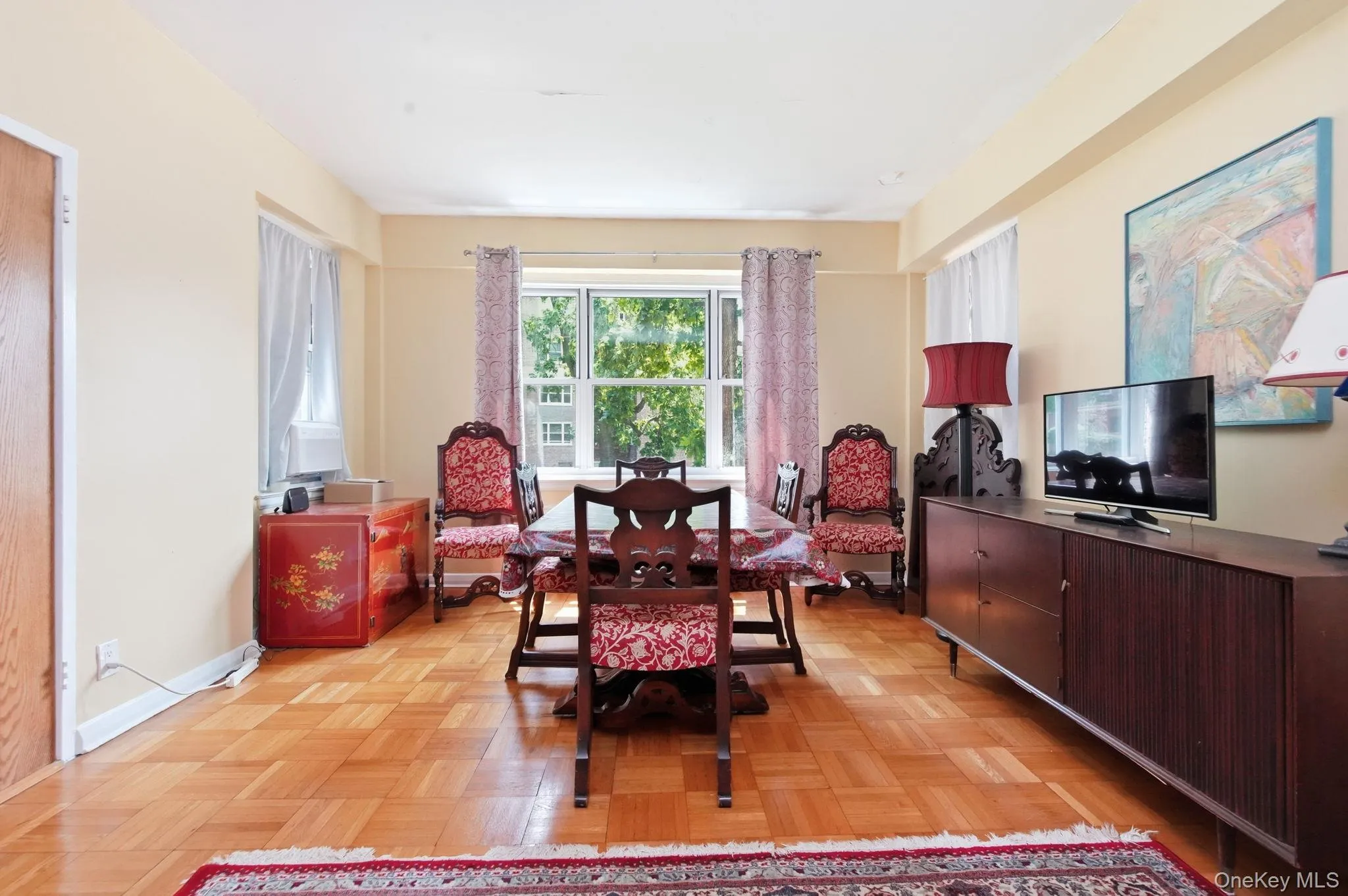 Spacious Living Room, Parquet Hard Wood Floors. Plenty of Natural Sunlight Spacious Living Room, Parquet Hard Wood Floors. Plenty of Natural Sunlight