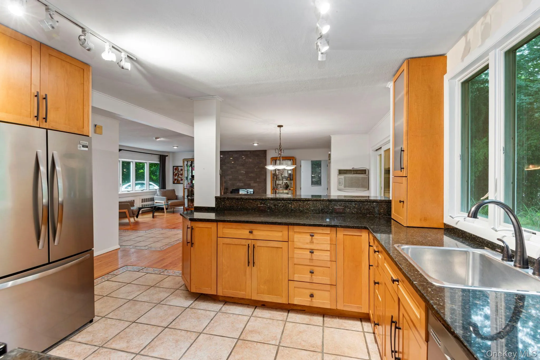 Views to the living and dining room Views to the living and dining room
