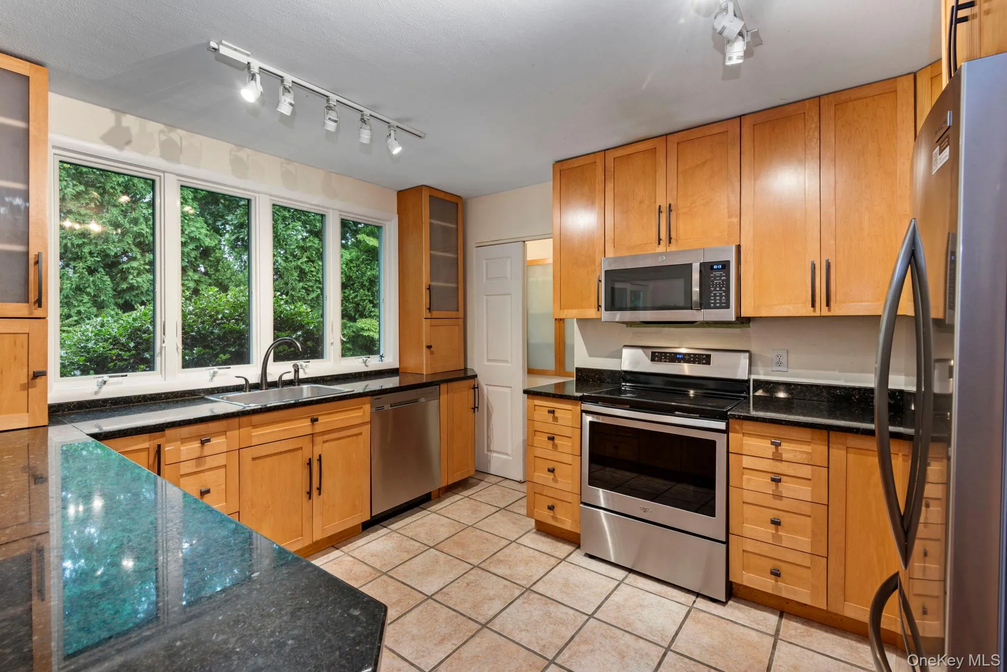 Great kitchen with beautiful views to the garden and plenty of light and storage Great kitchen with beautiful views to the garden and plenty of light and storage
