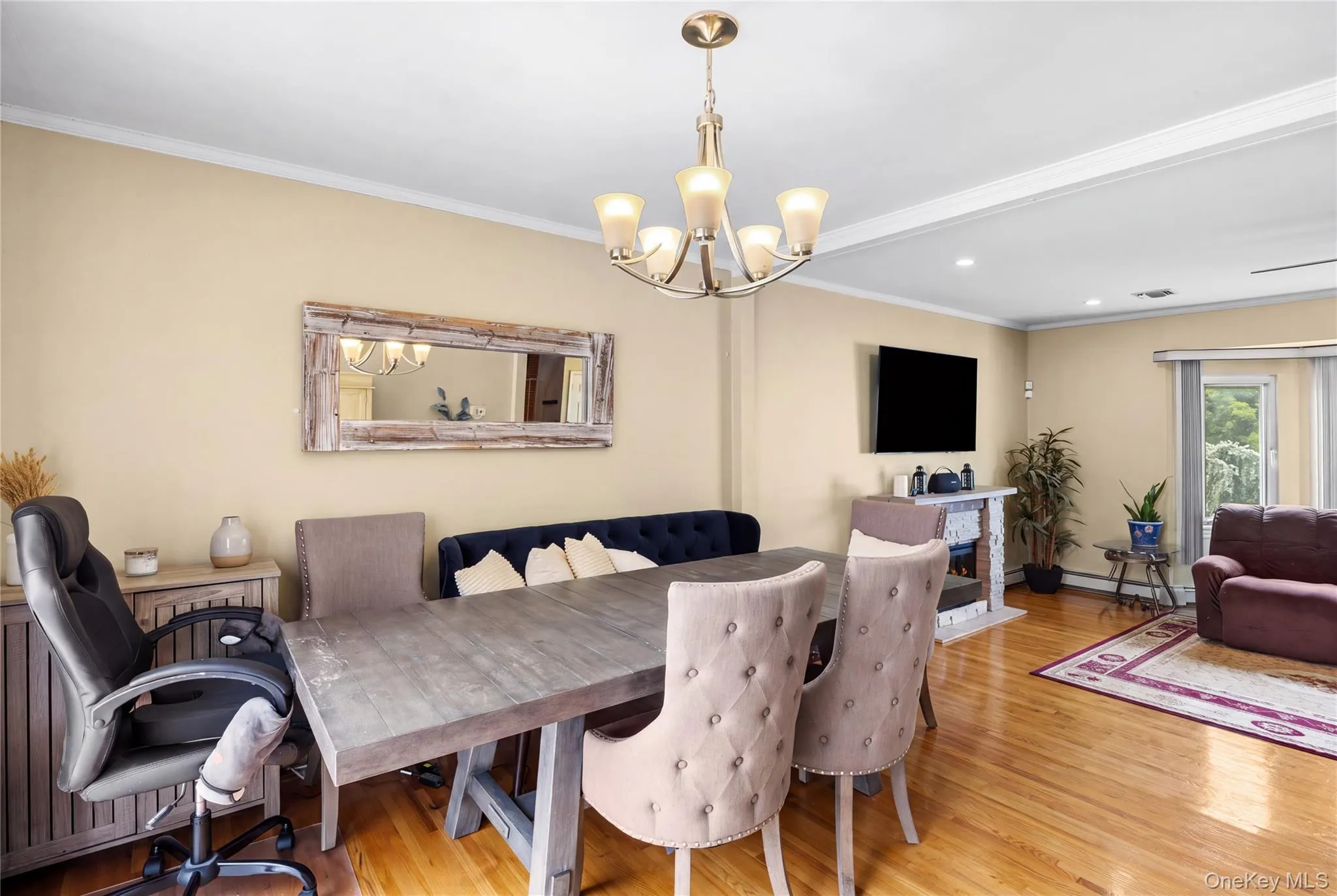 Large Dining room. Large Dining room.
