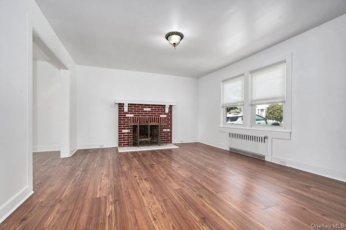 Gleaming Floors/FIreplace Gleaming Floors/FIreplace
