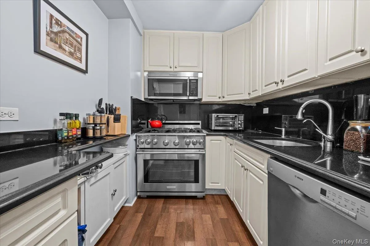 2575 Palisade Avenue, New York, NY, 1 Bedroom Bedrooms, 3 Rooms Rooms,1 BathroomBathrooms,Residential,For Rent,Palisade,0,1028382 2575 Palisade Avenue, New York, NY, 1 Bedroom Bedrooms, 3 Rooms Rooms,1 BathroomBathrooms,Residential,For Rent,Palisade,0,1028382