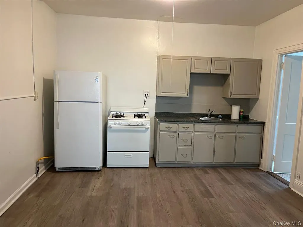 281 Hillside Avenue, North Hempstead, NY, 1 Bedroom Bedrooms, 3 Rooms Rooms,1 BathroomBathrooms,Residential Lease,For Rent,Hillside,0,1028390 281 Hillside Avenue, North Hempstead, NY, 1 Bedroom Bedrooms, 3 Rooms Rooms,1 BathroomBathrooms,Residential Lease,For Rent,Hillside,0,1028390