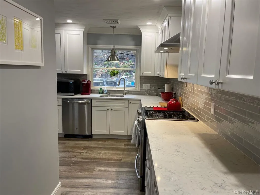 Kitchen with Granite Counters Kitchen with Granite Counters