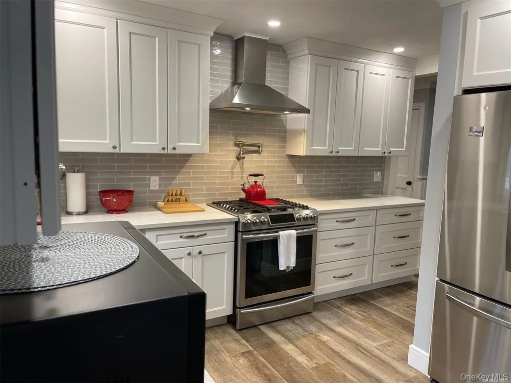 Kitchen with Gas Stove/Oven, Frig/Freezer, Dishwasher & Microwave Kitchen with Gas Stove/Oven, Frig/Freezer, Dishwasher & Microwave