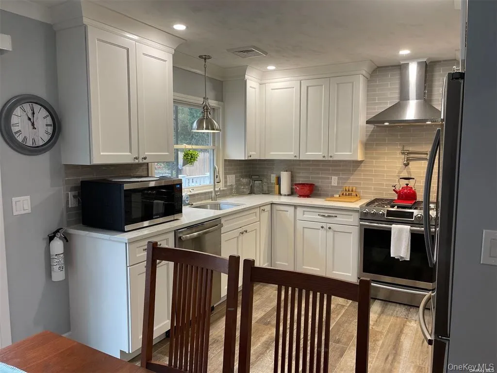 Kitchen with Stainless Steel Appliances Kitchen with Stainless Steel Appliances