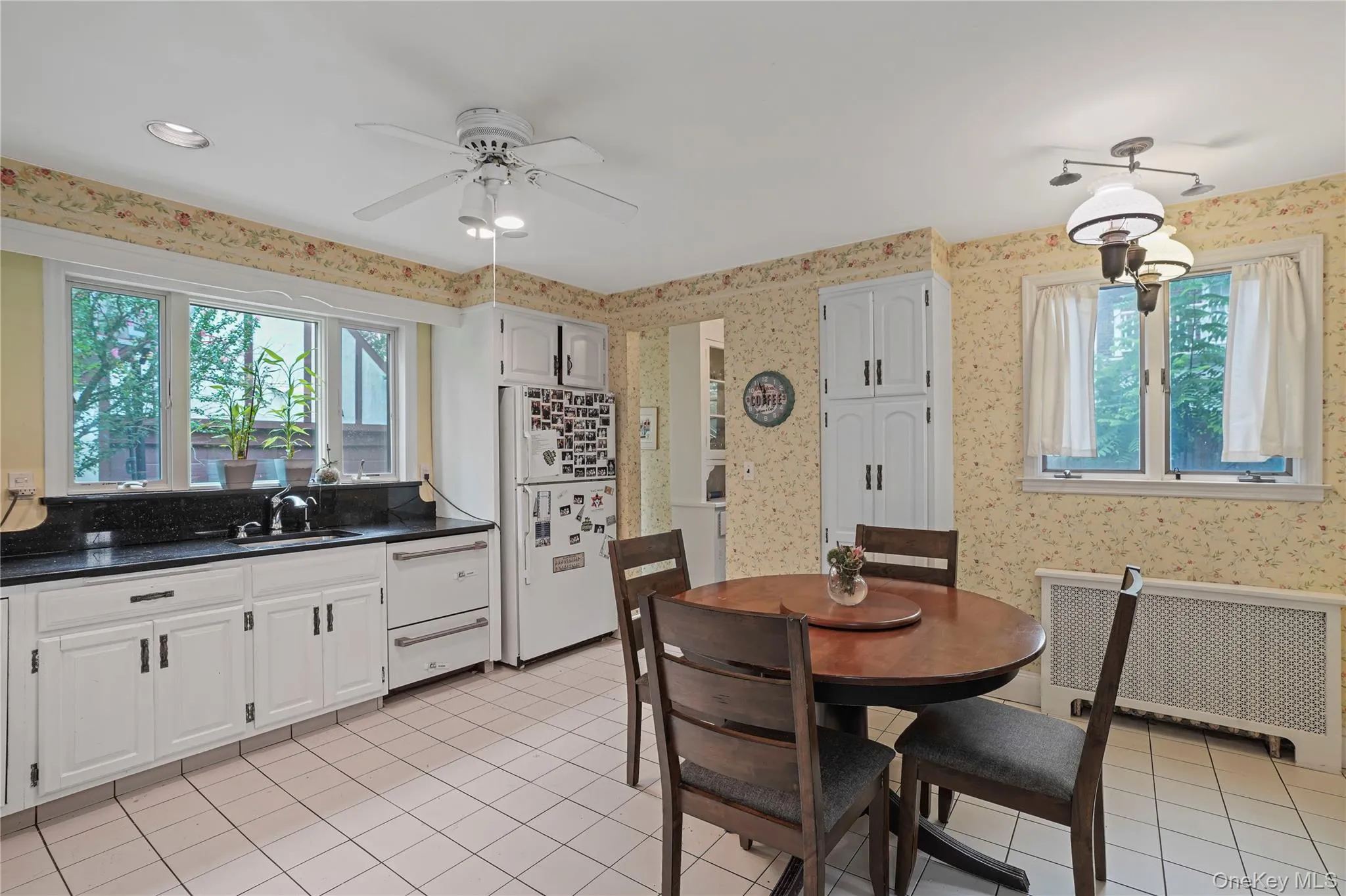 Large Eat In Kitchen With 2 Drawer Dishwasher & Pantry Large Eat In Kitchen With 2 Drawer Dishwasher & Pantry
