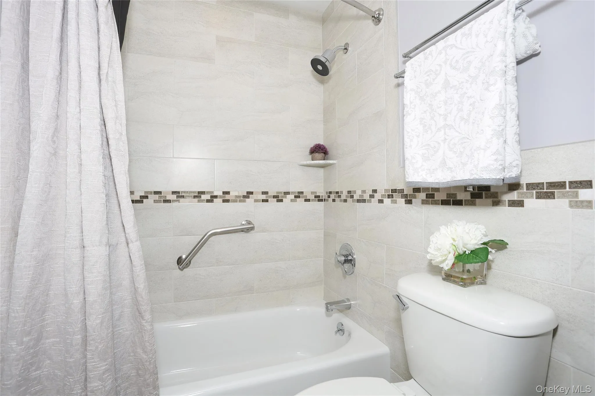 Upstairs full bath with tub and shower. Upstairs full bath with tub and shower.