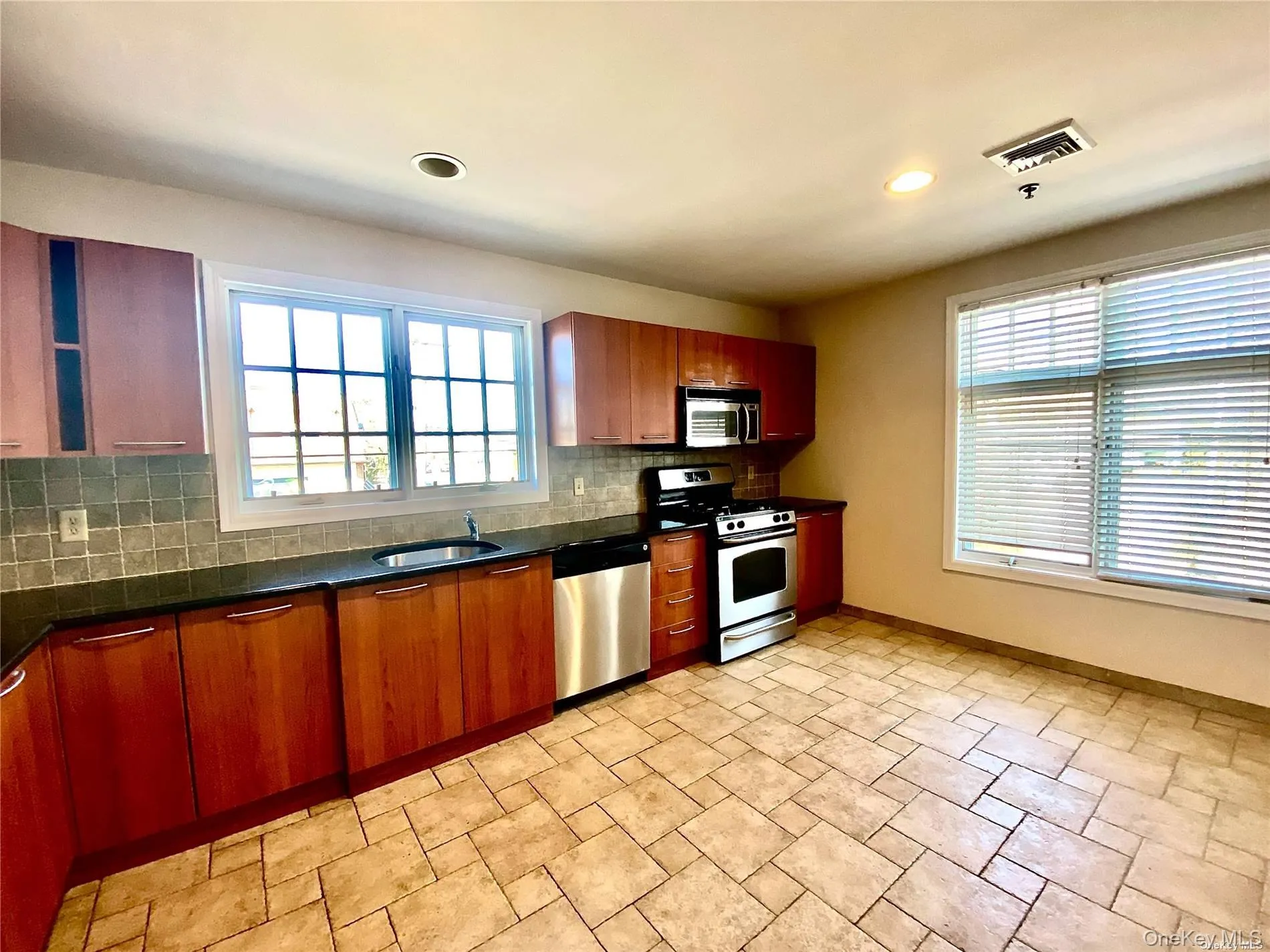 259 Glen Cove Avenue, Oyster Bay, NY, 2 Bedrooms Bedrooms, 4 Rooms Rooms,1 BathroomBathrooms,Residential Lease,For Rent,Glen Cove,0,1028473 259 Glen Cove Avenue, Oyster Bay, NY, 2 Bedrooms Bedrooms, 4 Rooms Rooms,1 BathroomBathrooms,Residential Lease,For Rent,Glen Cove,0,1028473