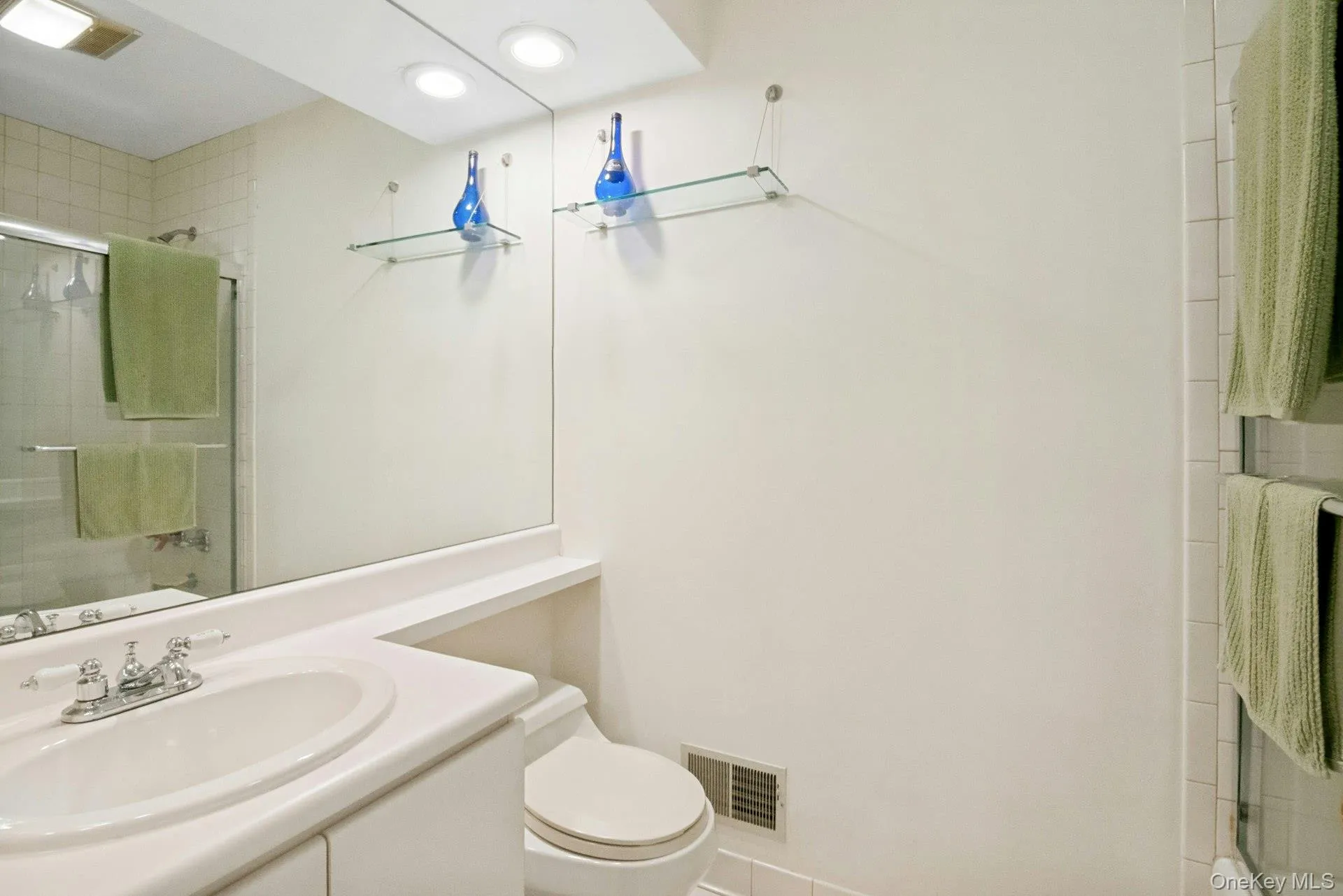 Bathroom in the second bedroom. Bathroom in the second bedroom.