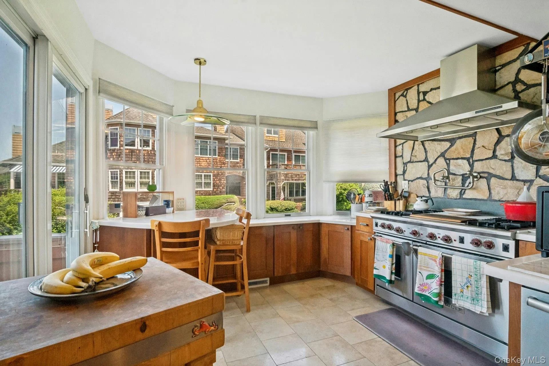 End unit brings more light into the kitchen. End unit brings more light into the kitchen.