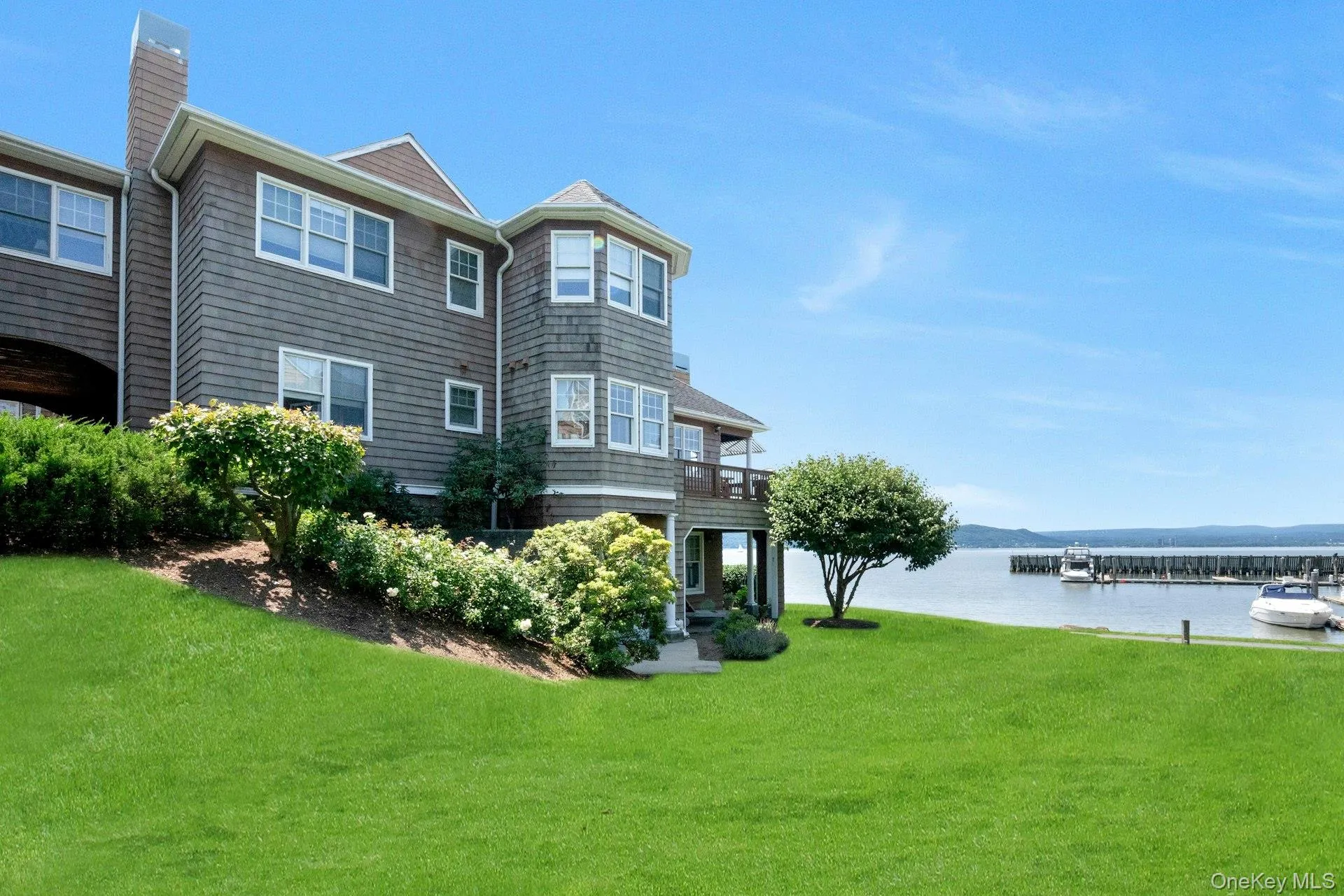 End unit with unobstructed views. End unit with unobstructed views.
