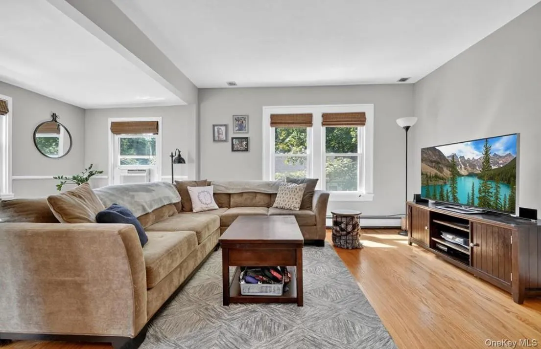 Walls of windows make the whole space light and bright Walls of windows make the whole space light and bright