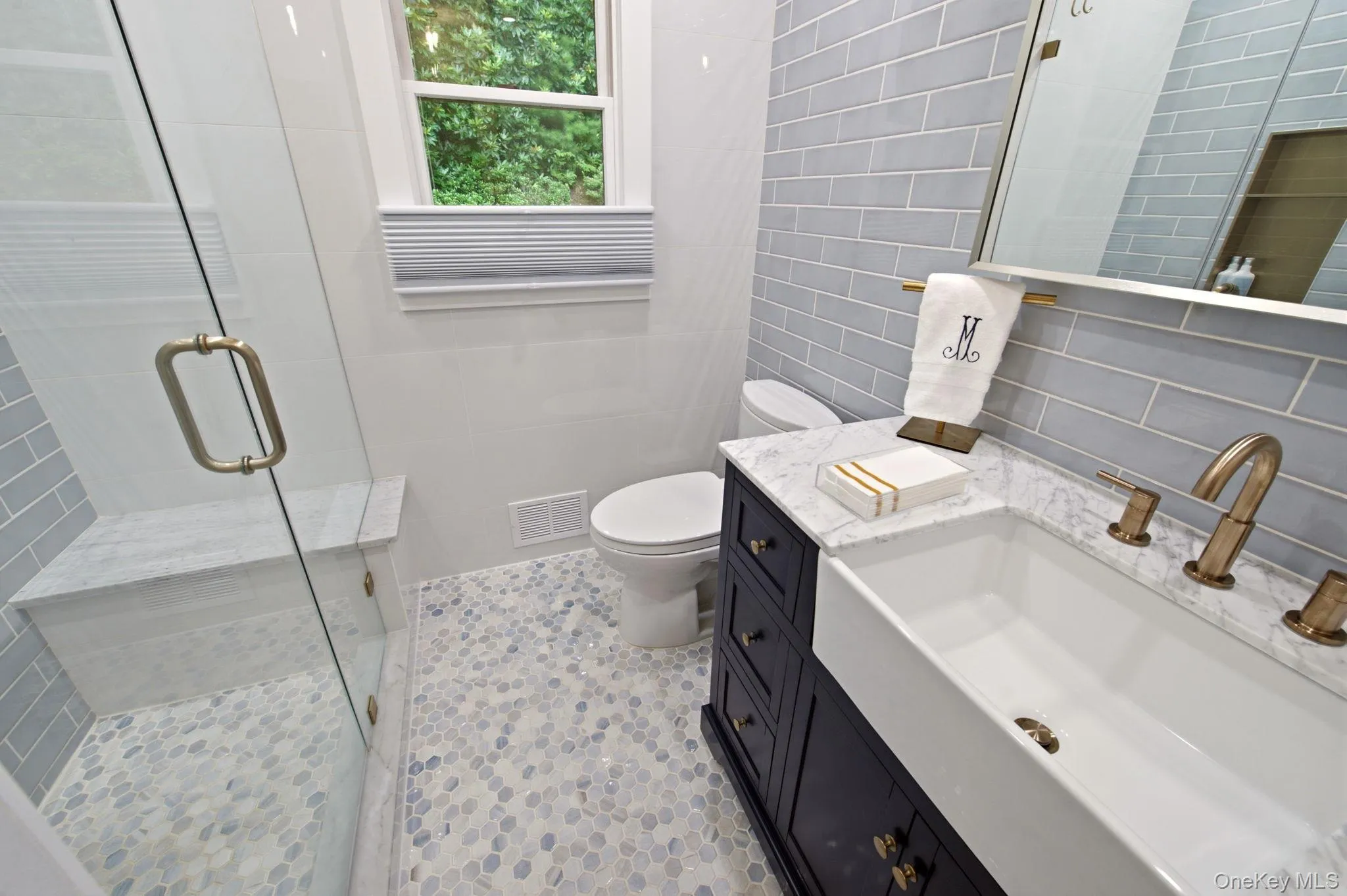 Completely New and Updated Bath! Classic design! Completely New and Updated Bath! Classic design!