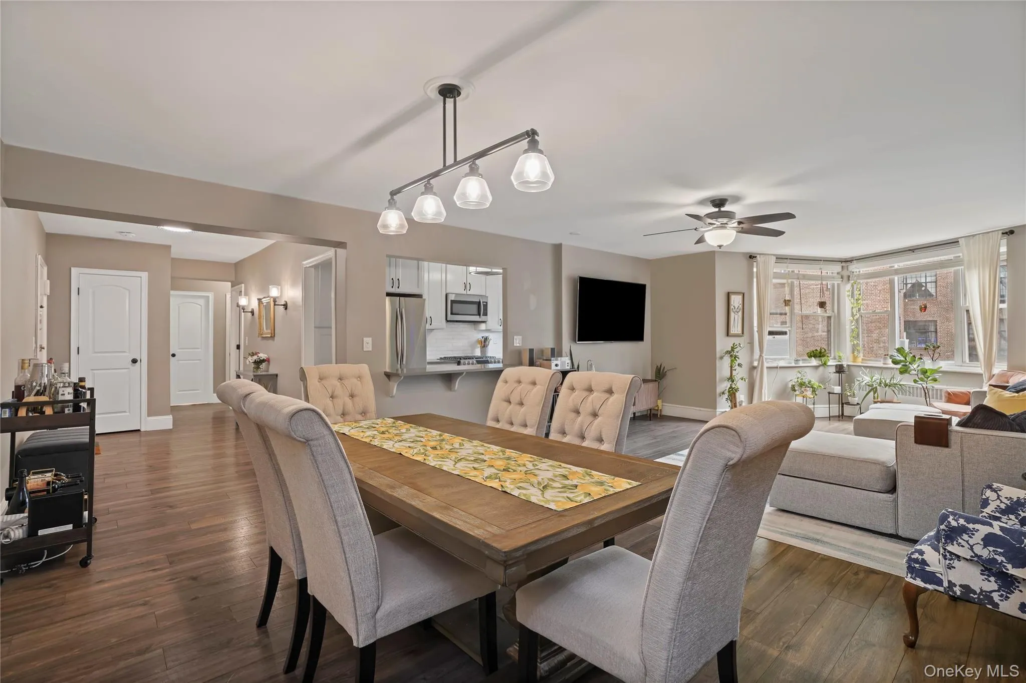 Open Layout With Great Natural Light Open Layout With Great Natural Light