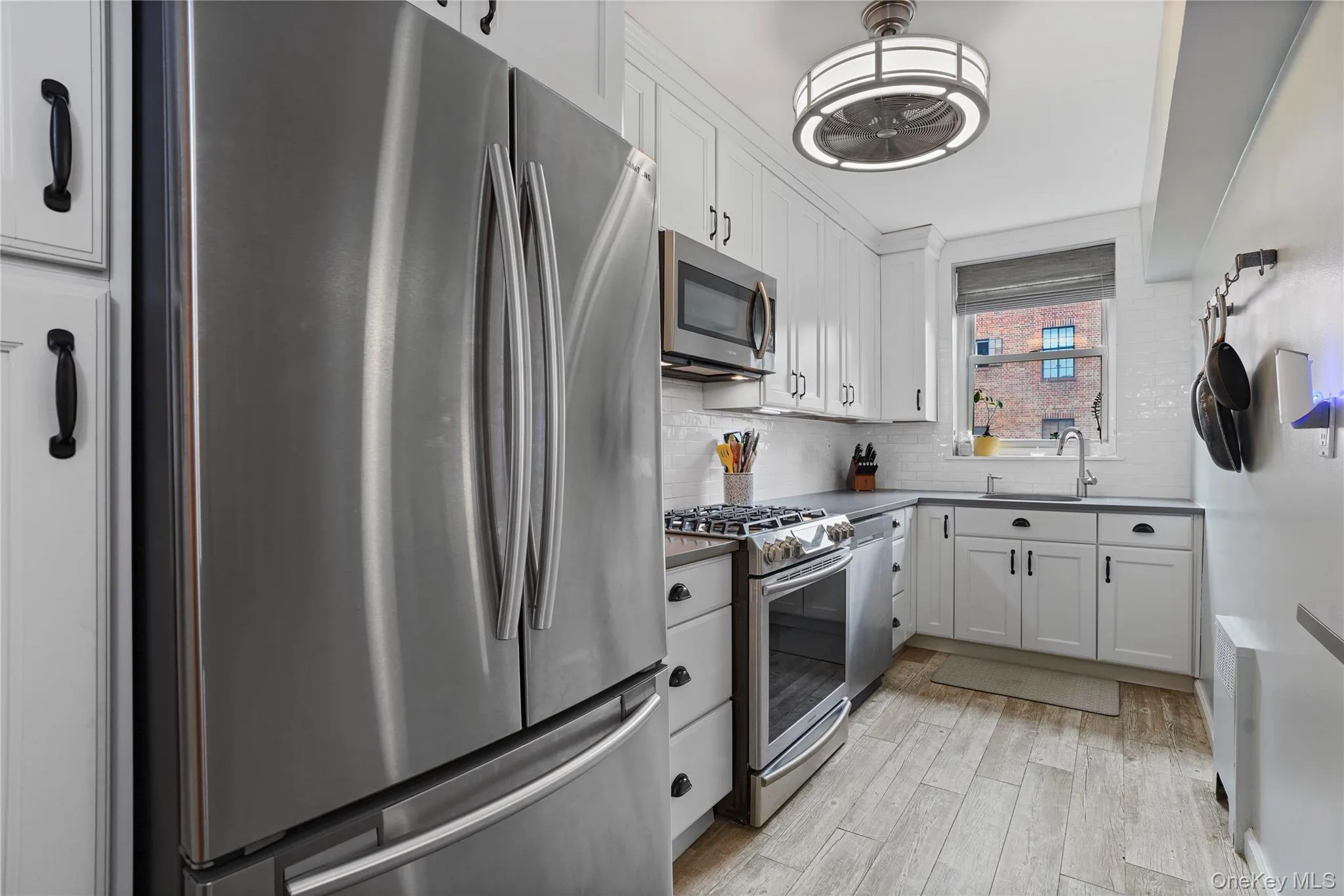 Modern Style With Gas Range, Dishwasher & Ceiling Fan Modern Style With Gas Range, Dishwasher & Ceiling Fan