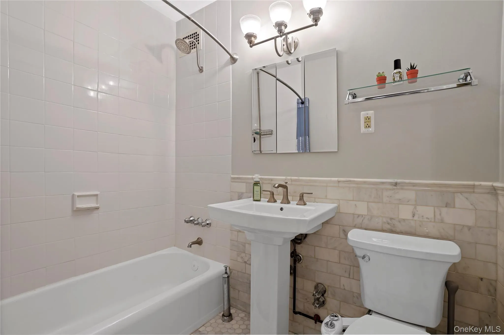 Tastefully Renovated Bathroom Tastefully Renovated Bathroom