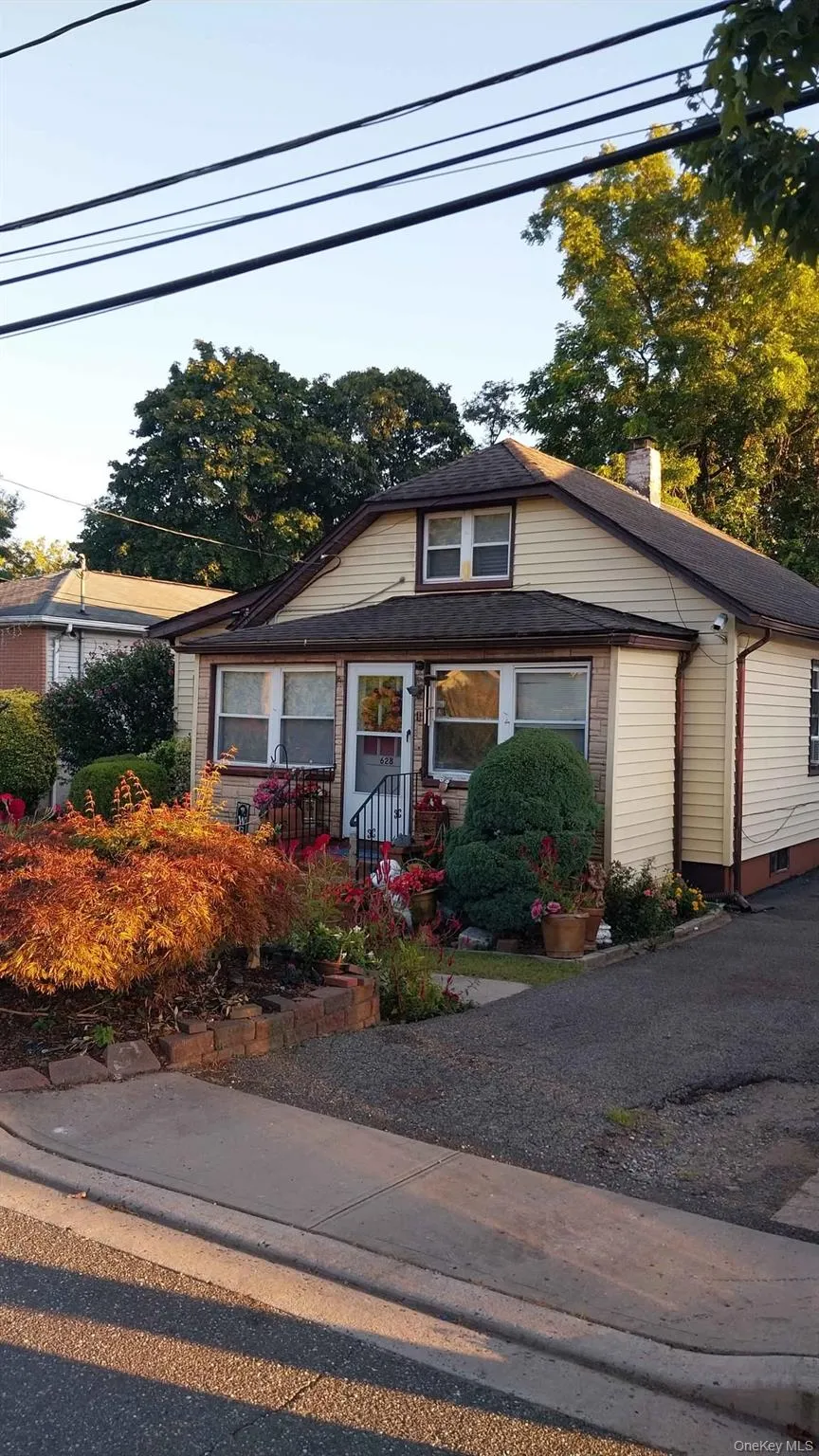 628 Hill Street, Hempstead, NY, 3 Bedrooms Bedrooms, 8 Rooms Rooms,2 BathroomsBathrooms,Residential Lease,For Rent,Hill,0,1028593 628 Hill Street, Hempstead, NY, 3 Bedrooms Bedrooms, 8 Rooms Rooms,2 BathroomsBathrooms,Residential Lease,For Rent,Hill,0,1028593