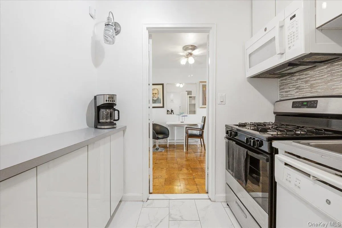 70-25 Yellowstone Boulevard, New York, NY, 3 Rooms Rooms,1 BathroomBathrooms,Residential,For Rent,Yellowstone,0,1028594 70-25 Yellowstone Boulevard, New York, NY, 3 Rooms Rooms,1 BathroomBathrooms,Residential,For Rent,Yellowstone,0,1028594