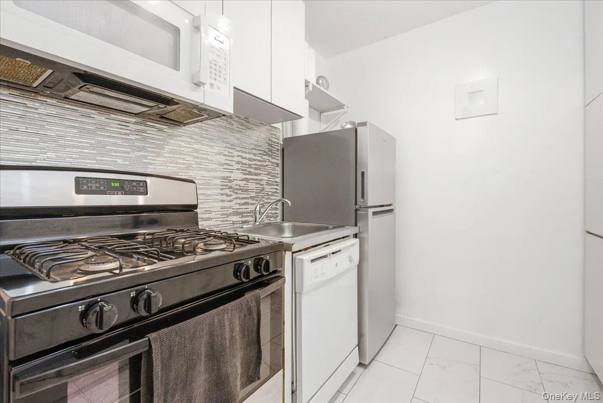 70-25 Yellowstone Boulevard, New York, NY, 3 Rooms Rooms,1 BathroomBathrooms,Residential,For Rent,Yellowstone,0,1028594 70-25 Yellowstone Boulevard, New York, NY, 3 Rooms Rooms,1 BathroomBathrooms,Residential,For Rent,Yellowstone,0,1028594