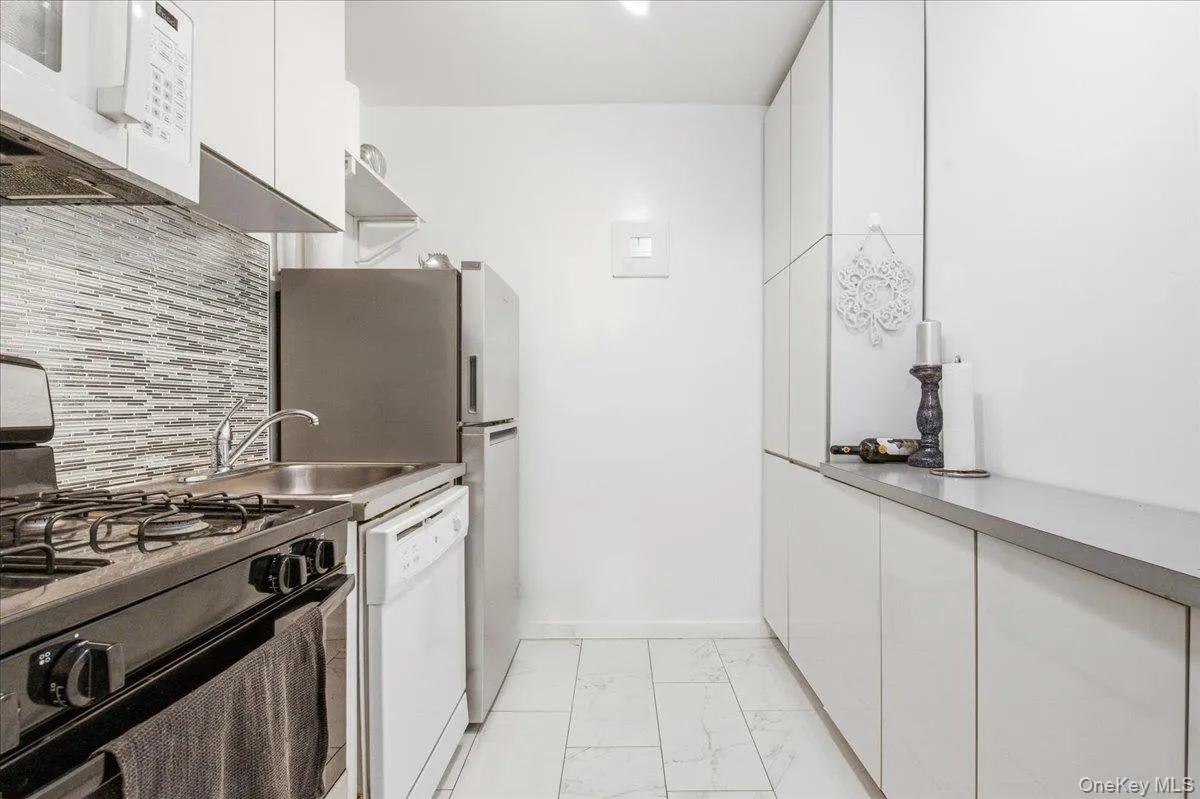 70-25 Yellowstone Boulevard, New York, NY, 3 Rooms Rooms,1 BathroomBathrooms,Residential,For Rent,Yellowstone,0,1028594 70-25 Yellowstone Boulevard, New York, NY, 3 Rooms Rooms,1 BathroomBathrooms,Residential,For Rent,Yellowstone,0,1028594